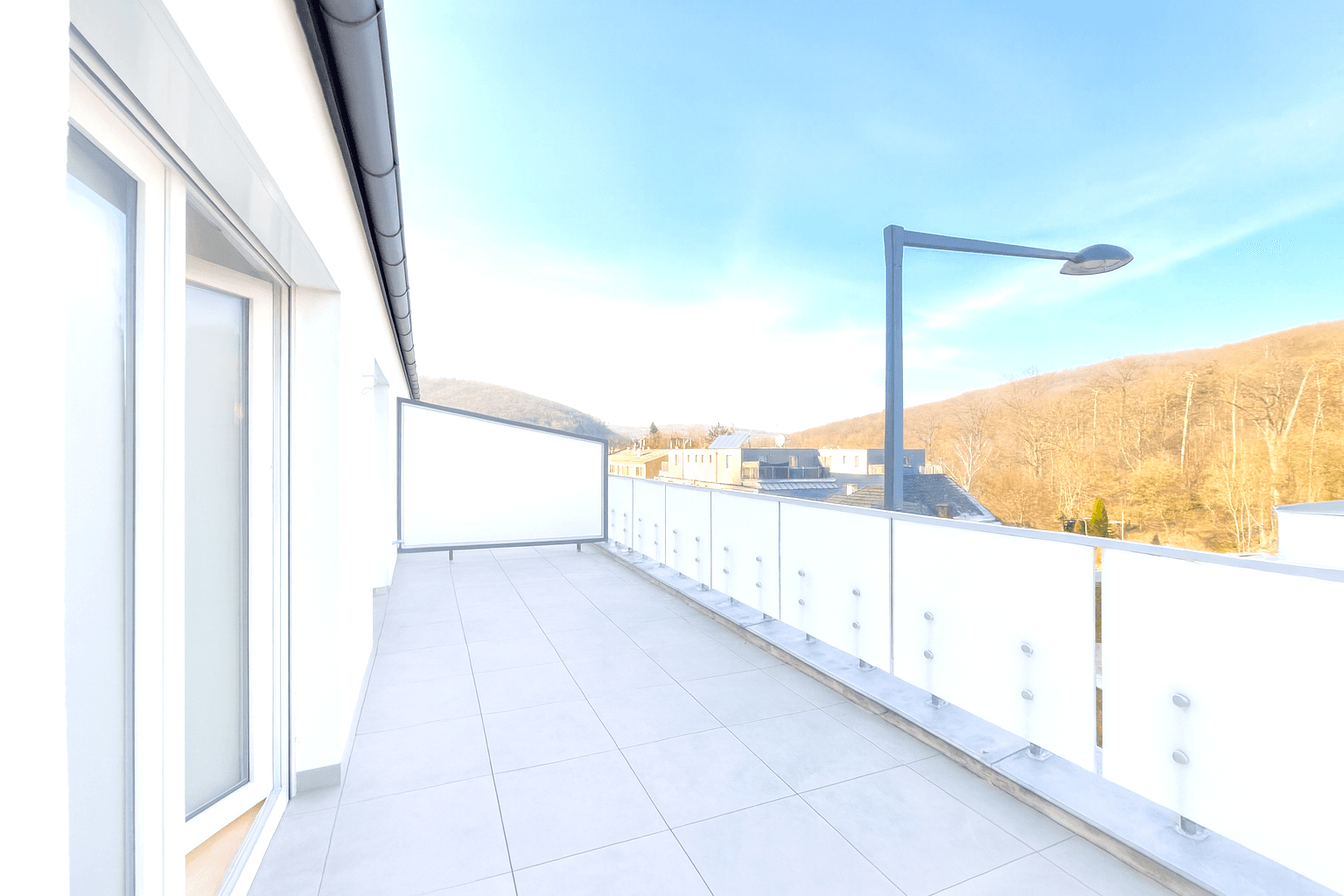 Modernes Badezimmer mit Badewanne und Waschbecken, ausgestattet mit hellen Fliesen.