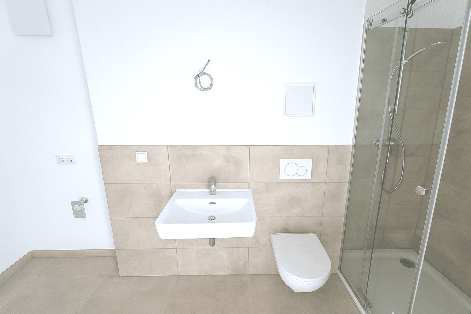 Helles Schlafzimmer mit Holzboden und einem Fenster, das viel Tageslicht in den Raum bringt.