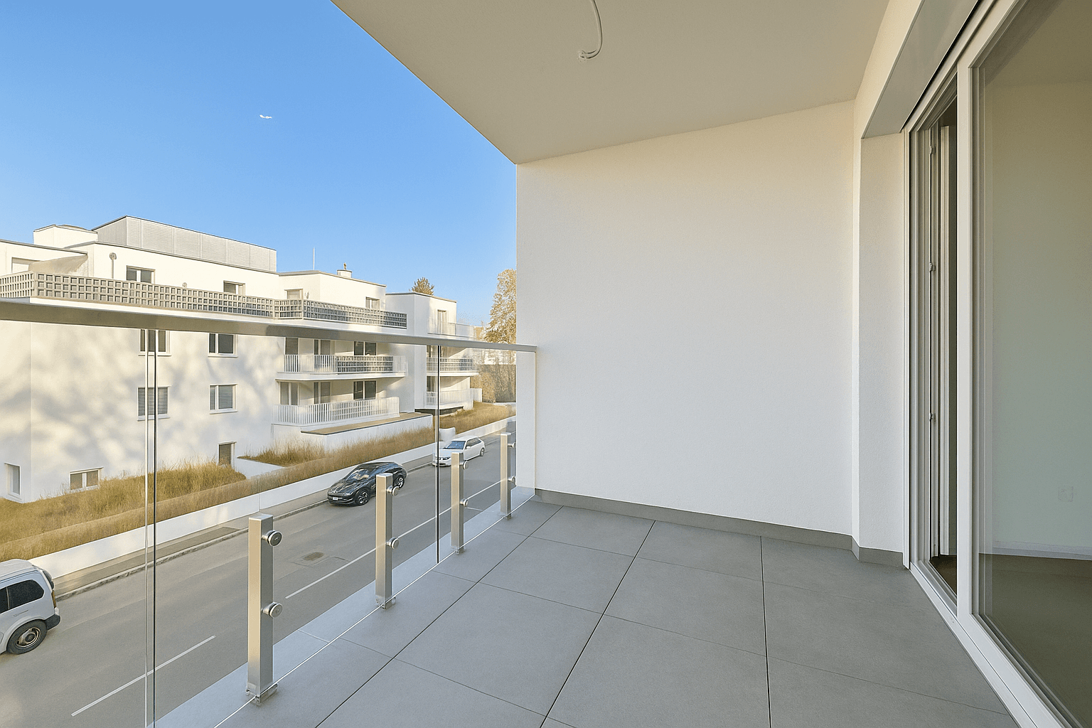 Modernes Badezimmer mit Badewanne und Waschbecken, ausgestattet mit hellen Fliesen.