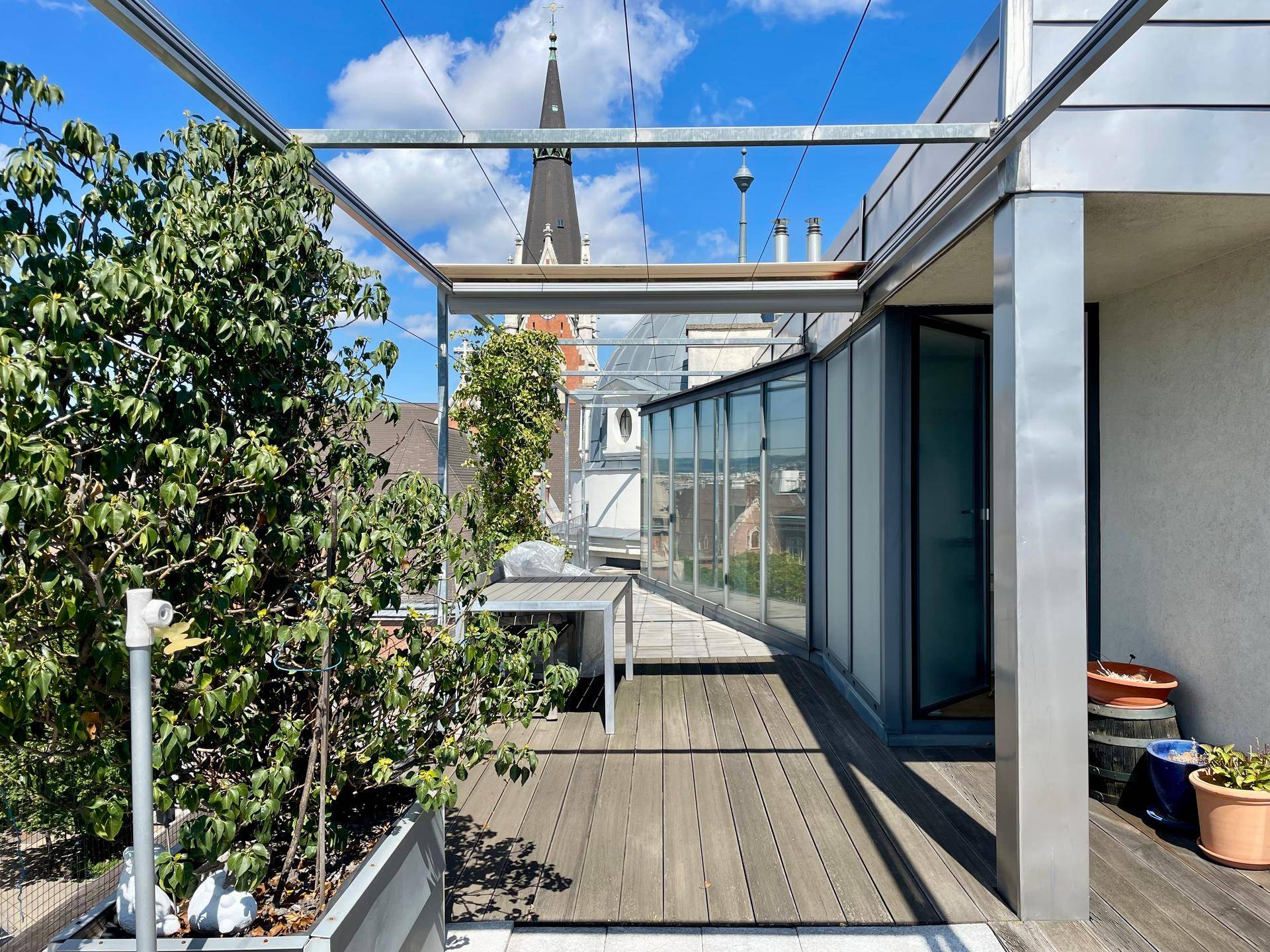 Südwestseitige Terrasse obere Ebene Sommer