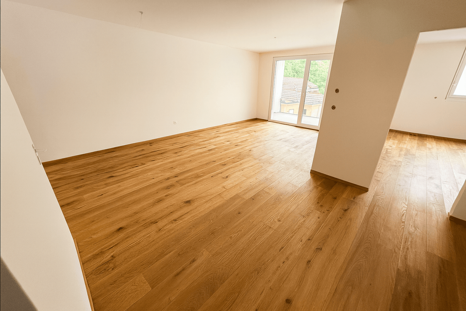 Wohnzimmer mit offener Küche und Zugang Loggia
