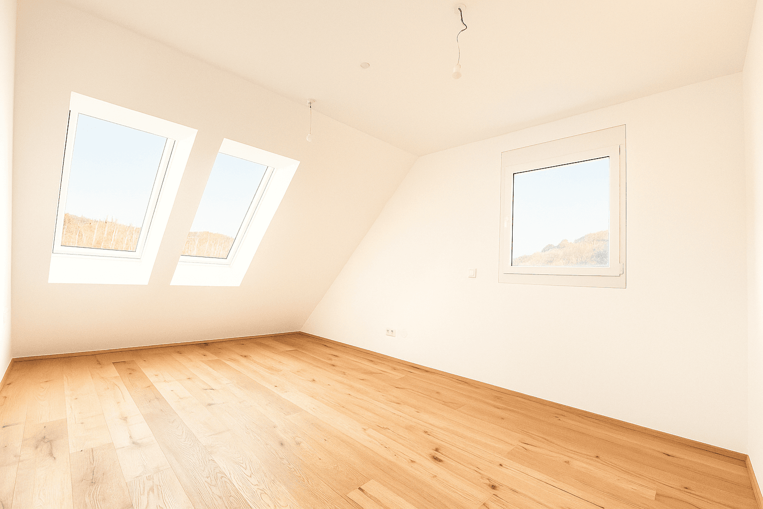 Geräumiger Balkon mit Fliesenboden und Glasgeländer, bietet einen weiten Blick auf die Umgebung.