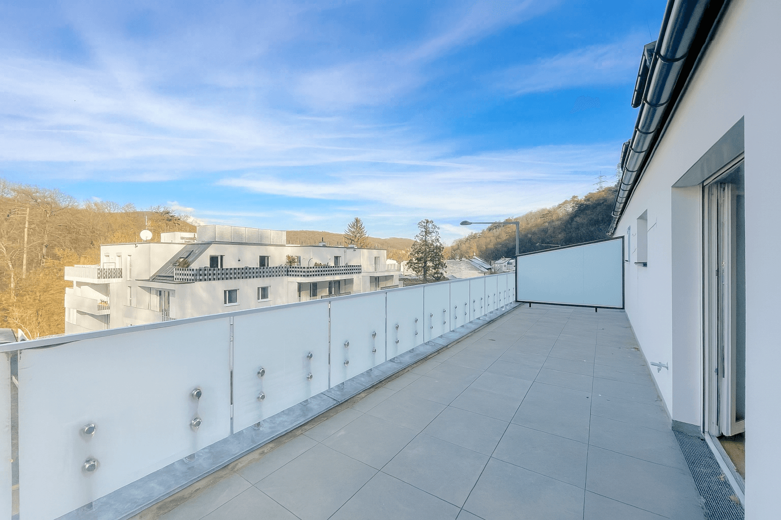 Helles Schlafzimmer im Dachgeschoss mit Holzboden und einem Fenster, das viel Licht spendet.