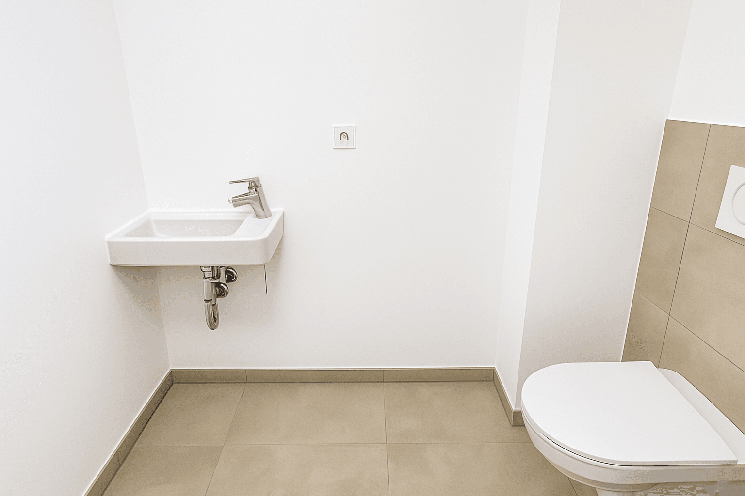 Modernes Badezimmer mit Badewanne und Waschbecken, ausgestattet mit hellen Fliesen.