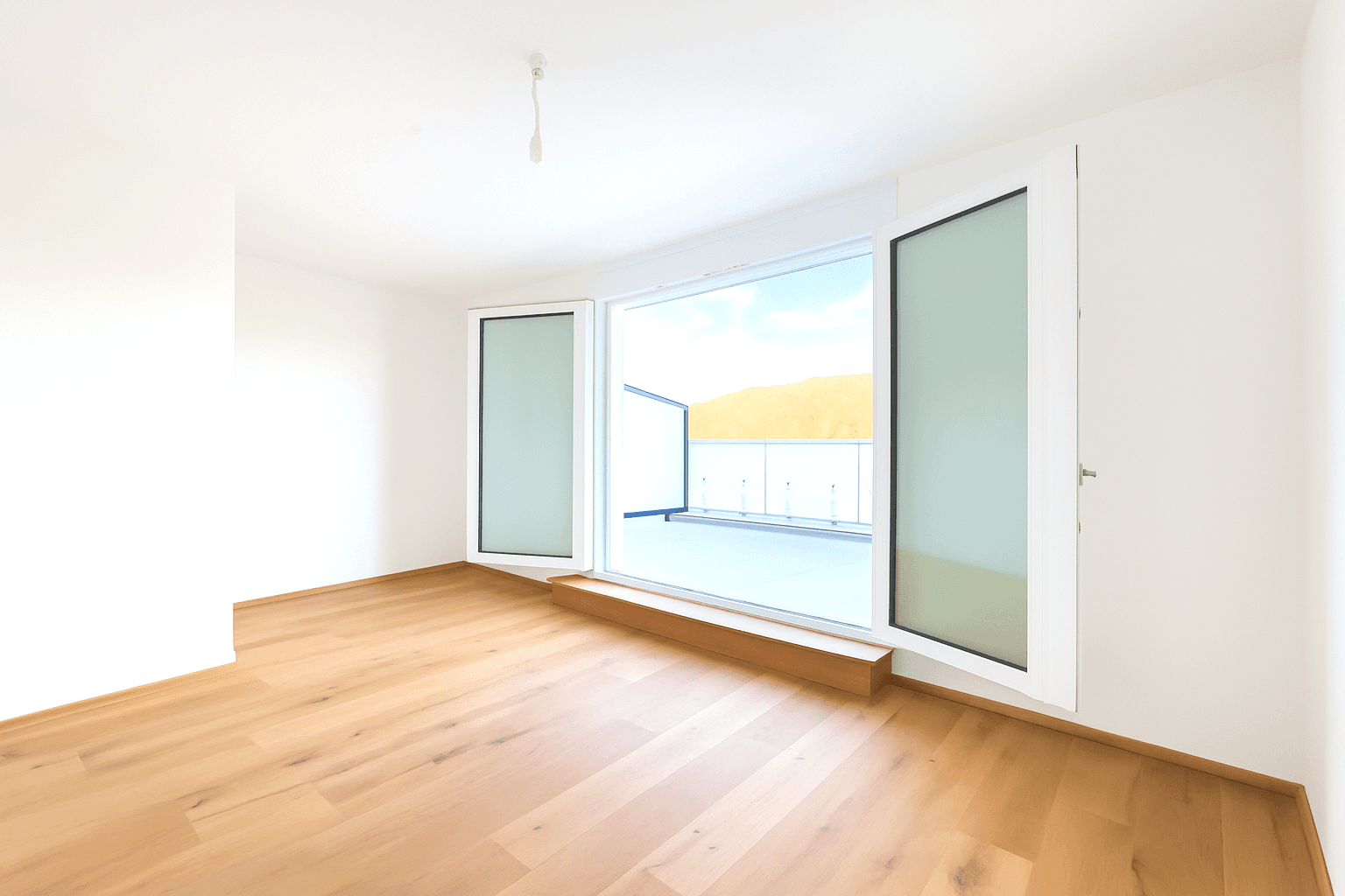 Kleines Gäste-WC mit Waschbecken und Wand-WC, ausgestattet mit hellen Fliesen.