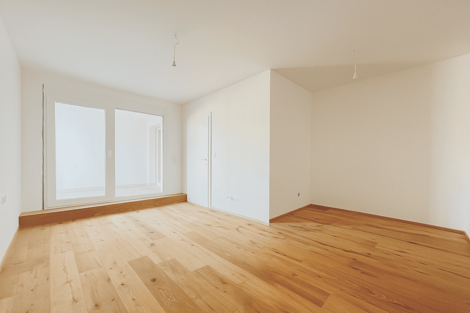 Kleiner Balkon mit Fliesenboden und Metallgeländer, umgeben von einer grünen Hanglage.