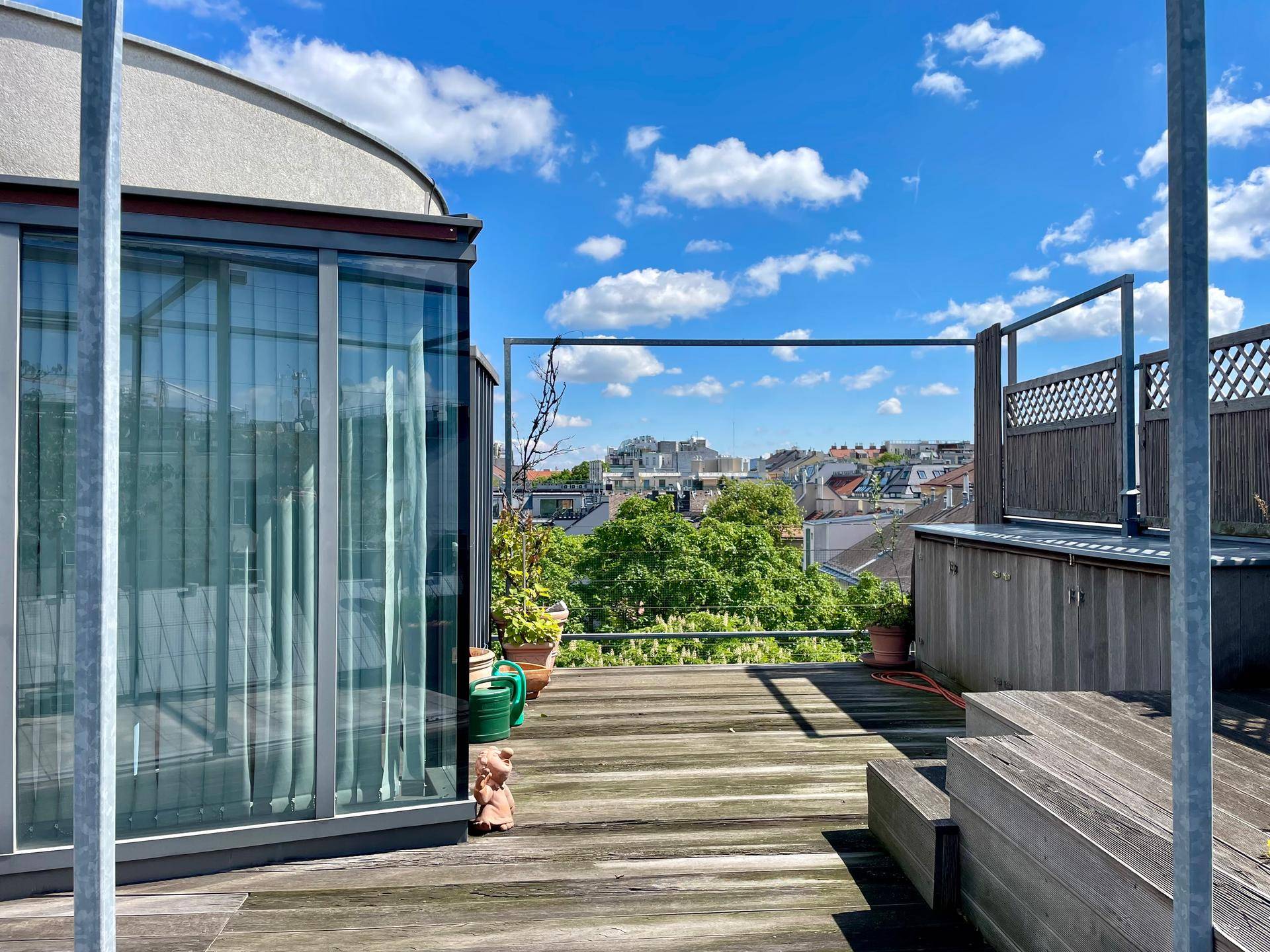 Südwestseitige Terrasse obere Ebene Sommer