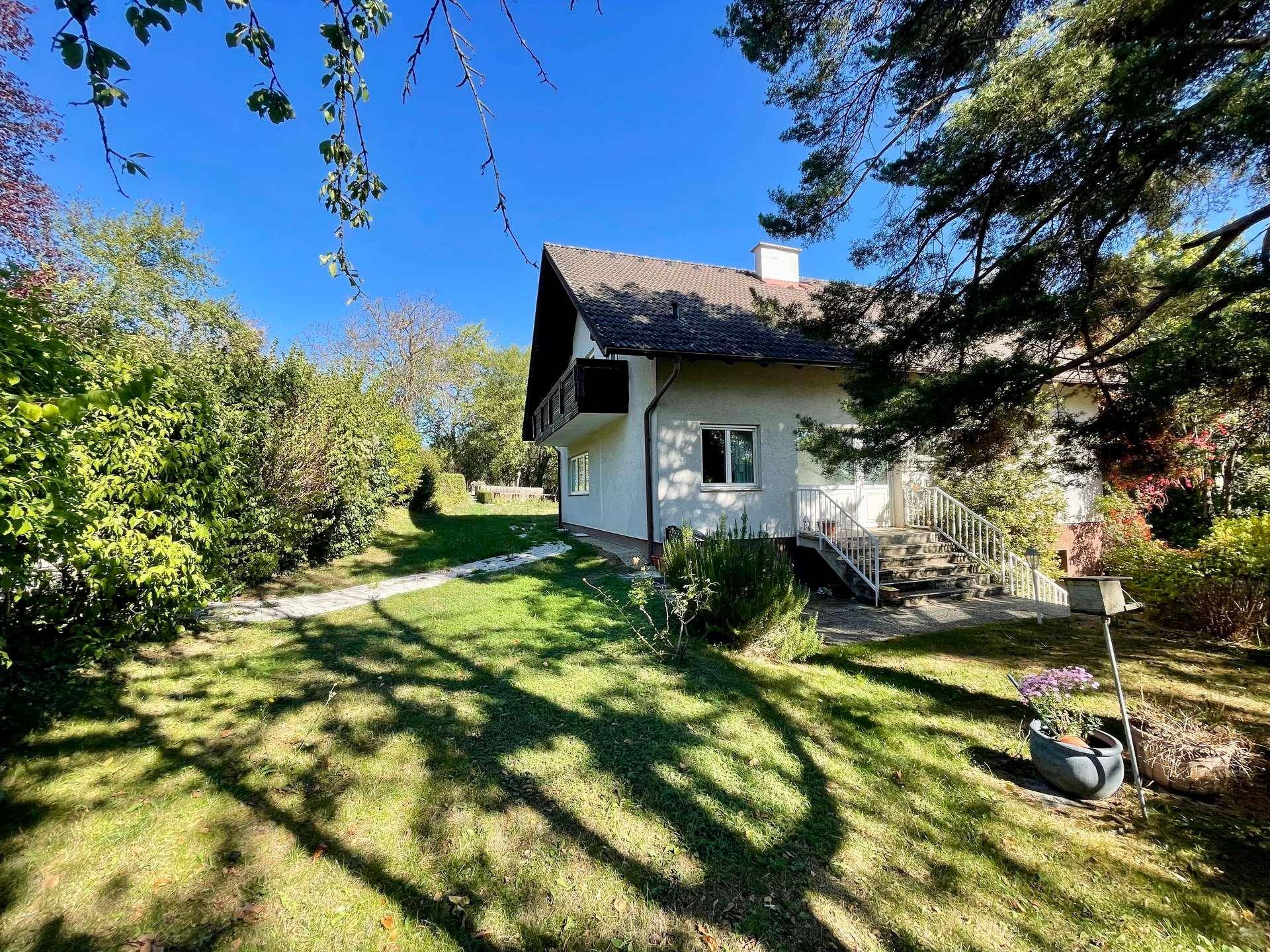 Freistehendes Einfamilienhaus mit großem Garten und altem Baumbestand.