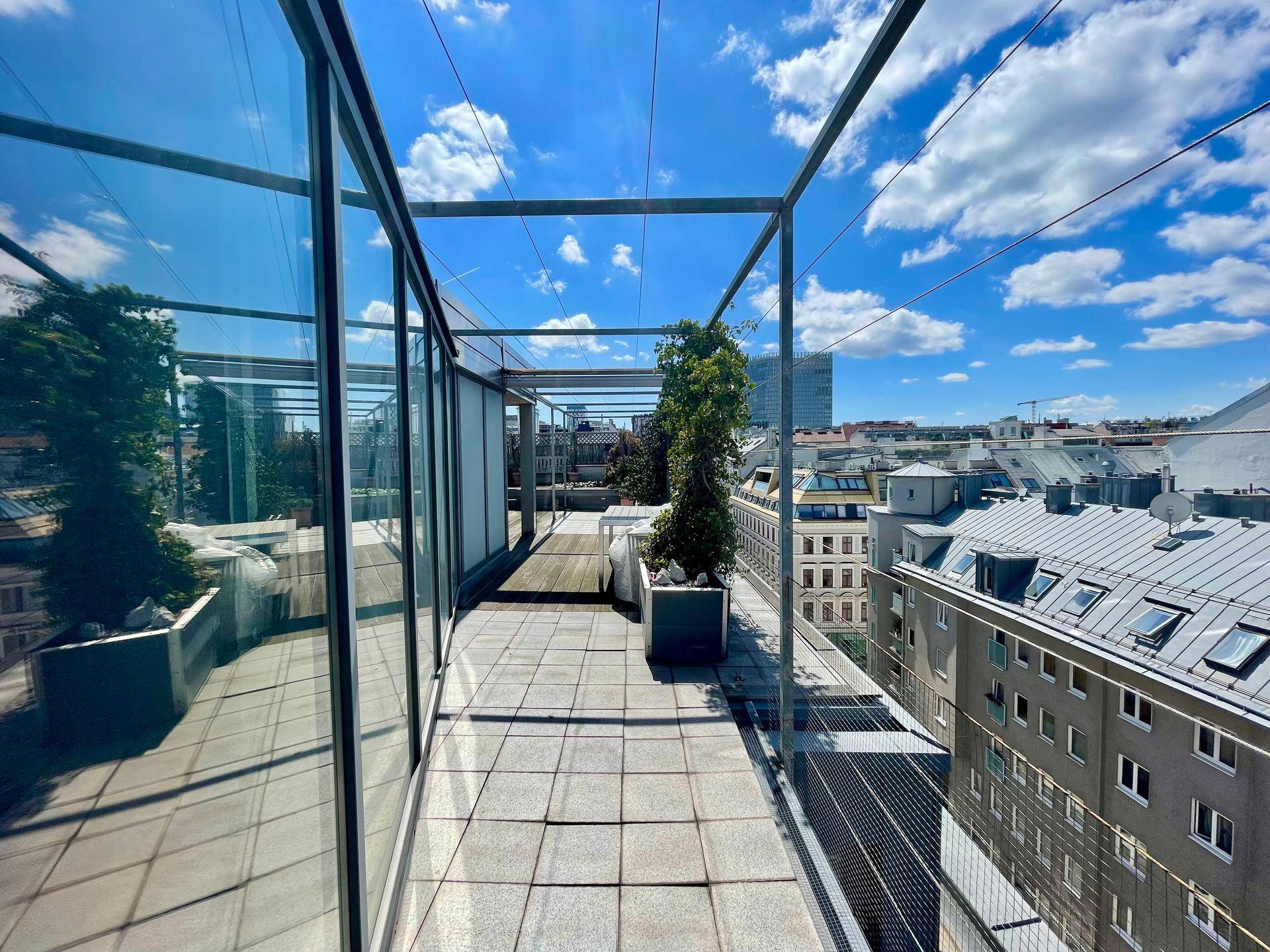 Südwestseitige Terrasse obere Ebene Sommer