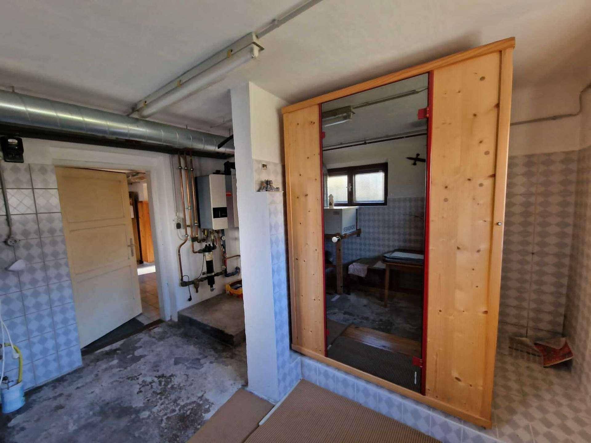Hauswirtschaftsraum mit Heizungsanlage und einer integrierten Sauna für Wellness.