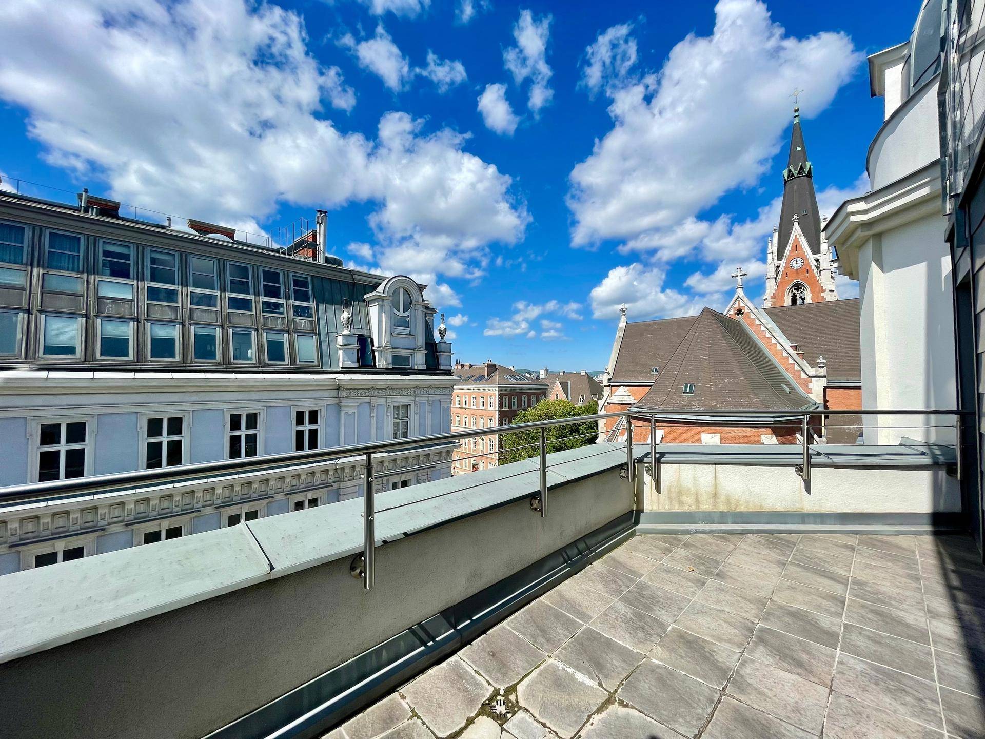 Terrasse westseitig untere Ebene Sommer