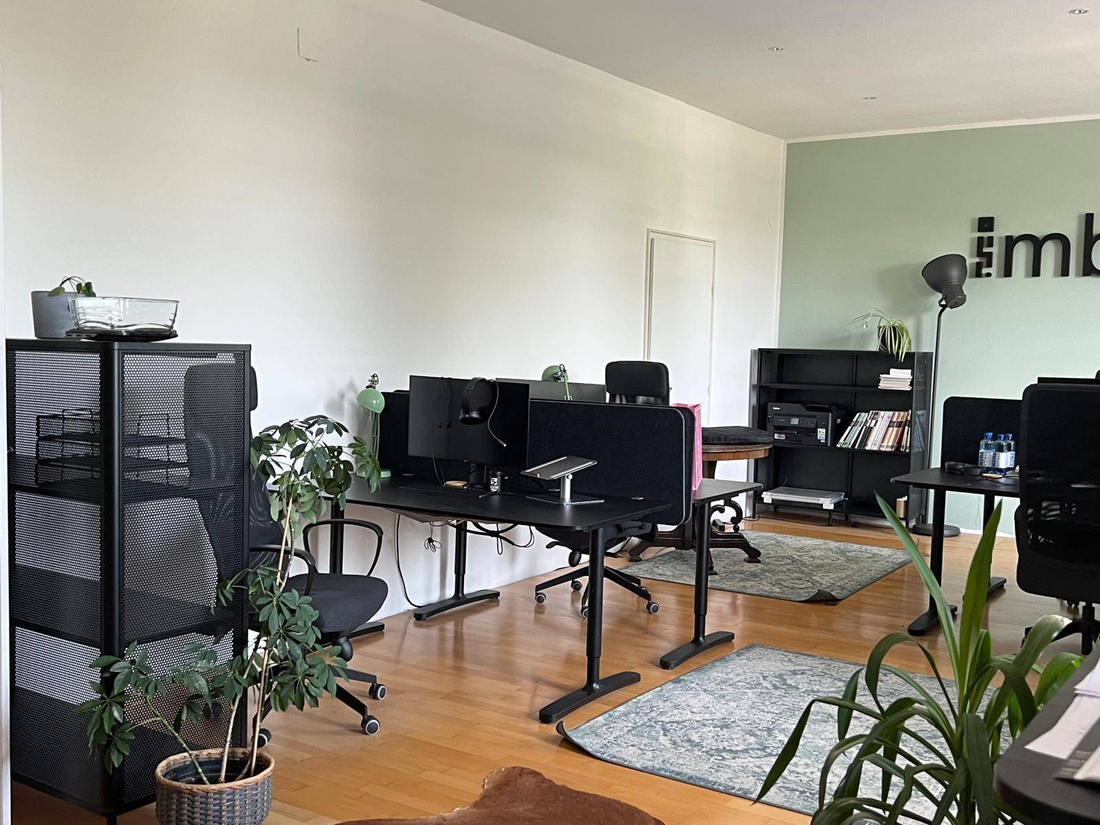 Großes Bürozimmer straßenseitig