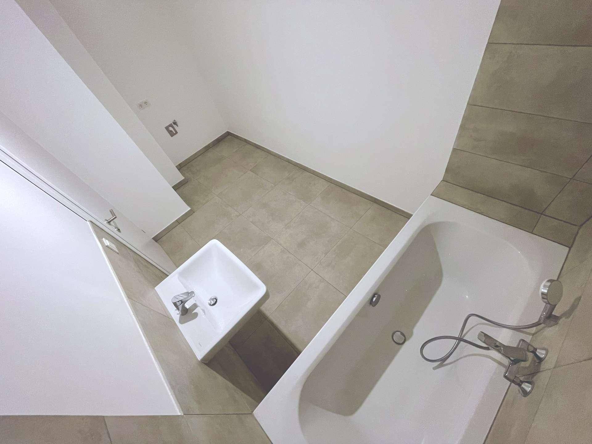 Badezimmer aus der Vogelperspektive mit Badewanne und Waschbecken, zeigt die Raumaufteilung.
