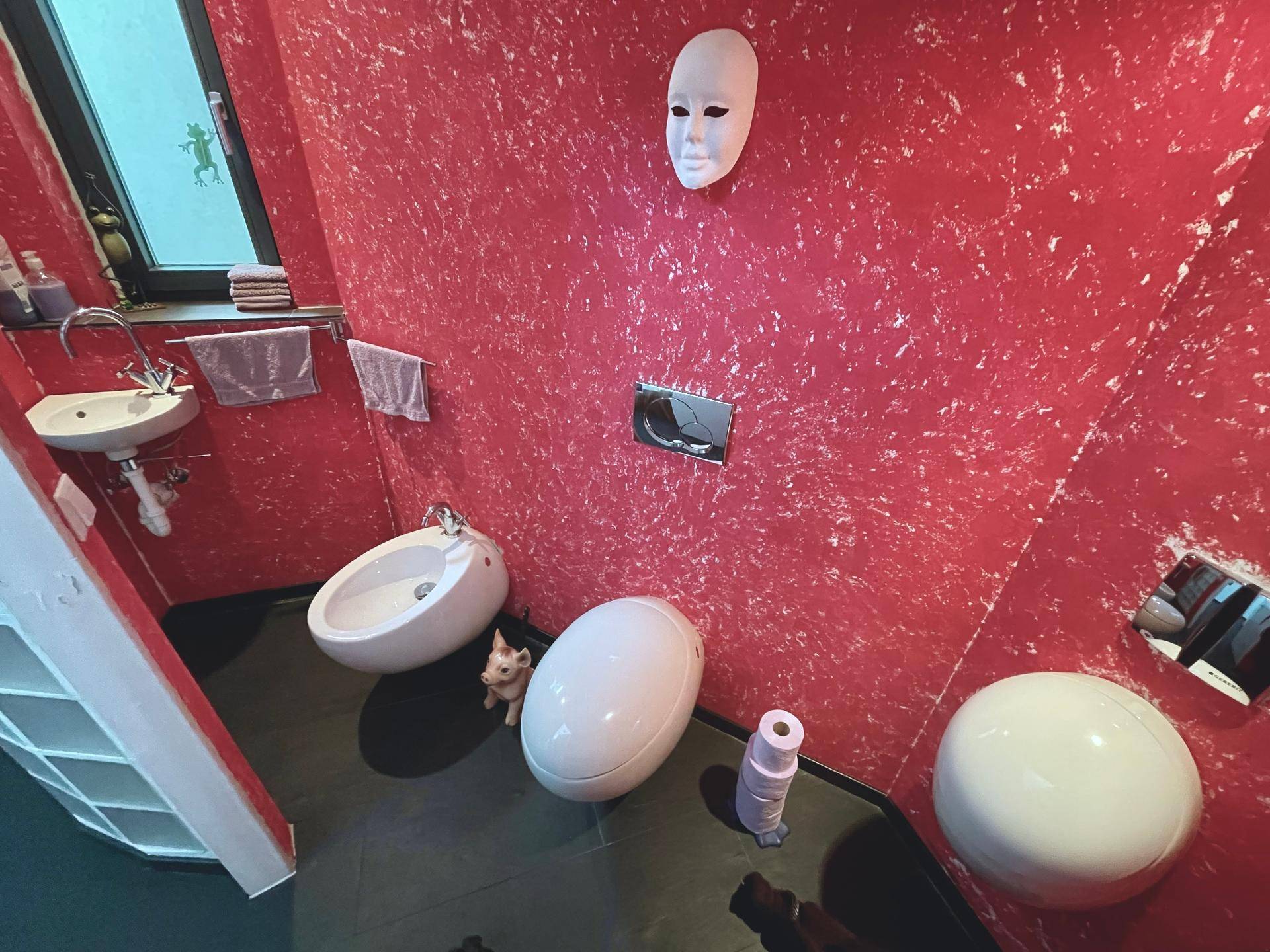 WC mit Handwaschbecken, Urinal und Bidet untere Ebene