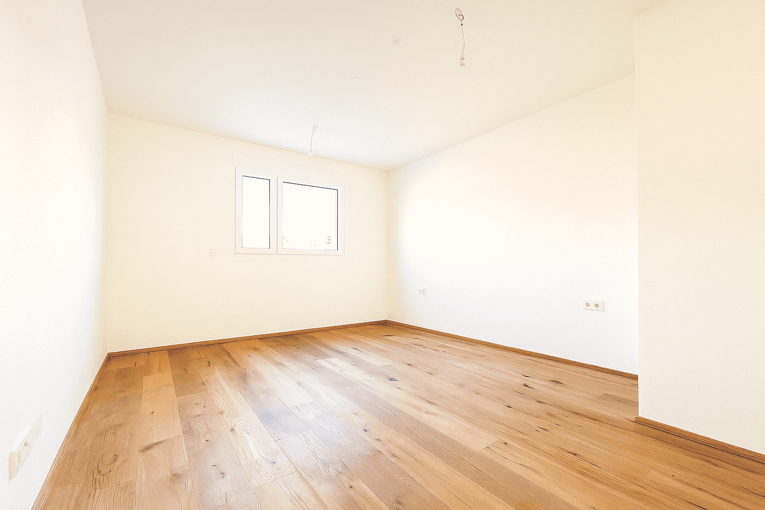 Heller Flur mit Holzboden und Zugang zu verschiedenen Räumen, der viel Licht empfängt.