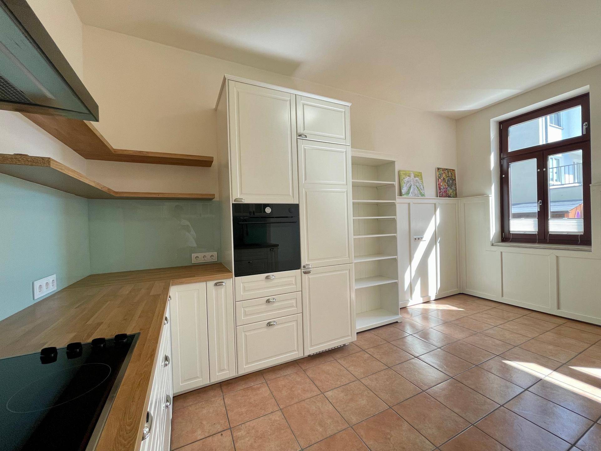 Wohnzimmer mit offener Küche