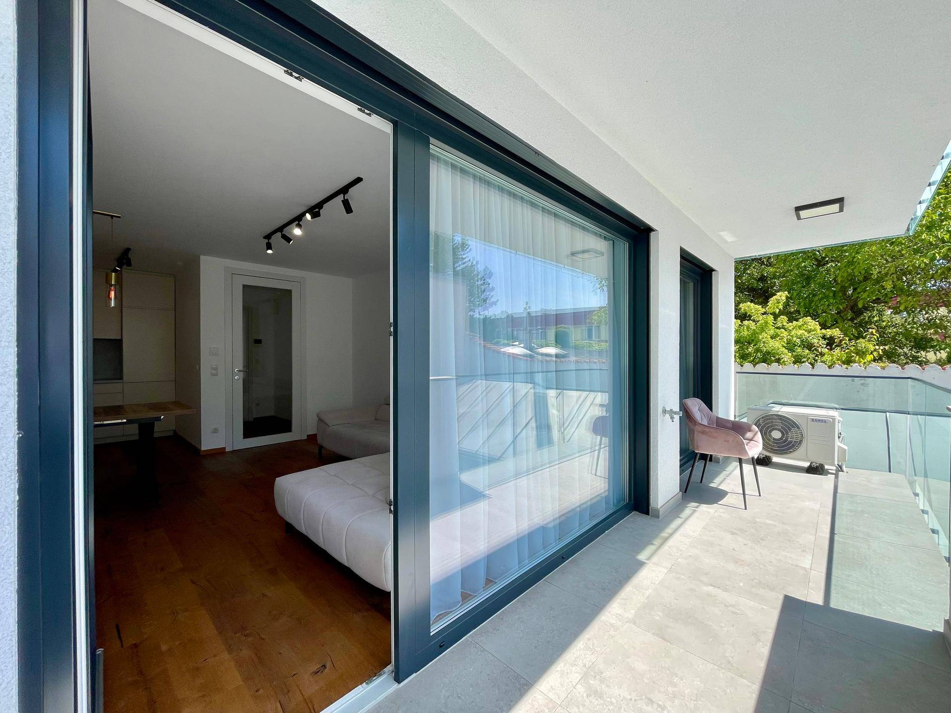 Wohnzimmer und Balkon