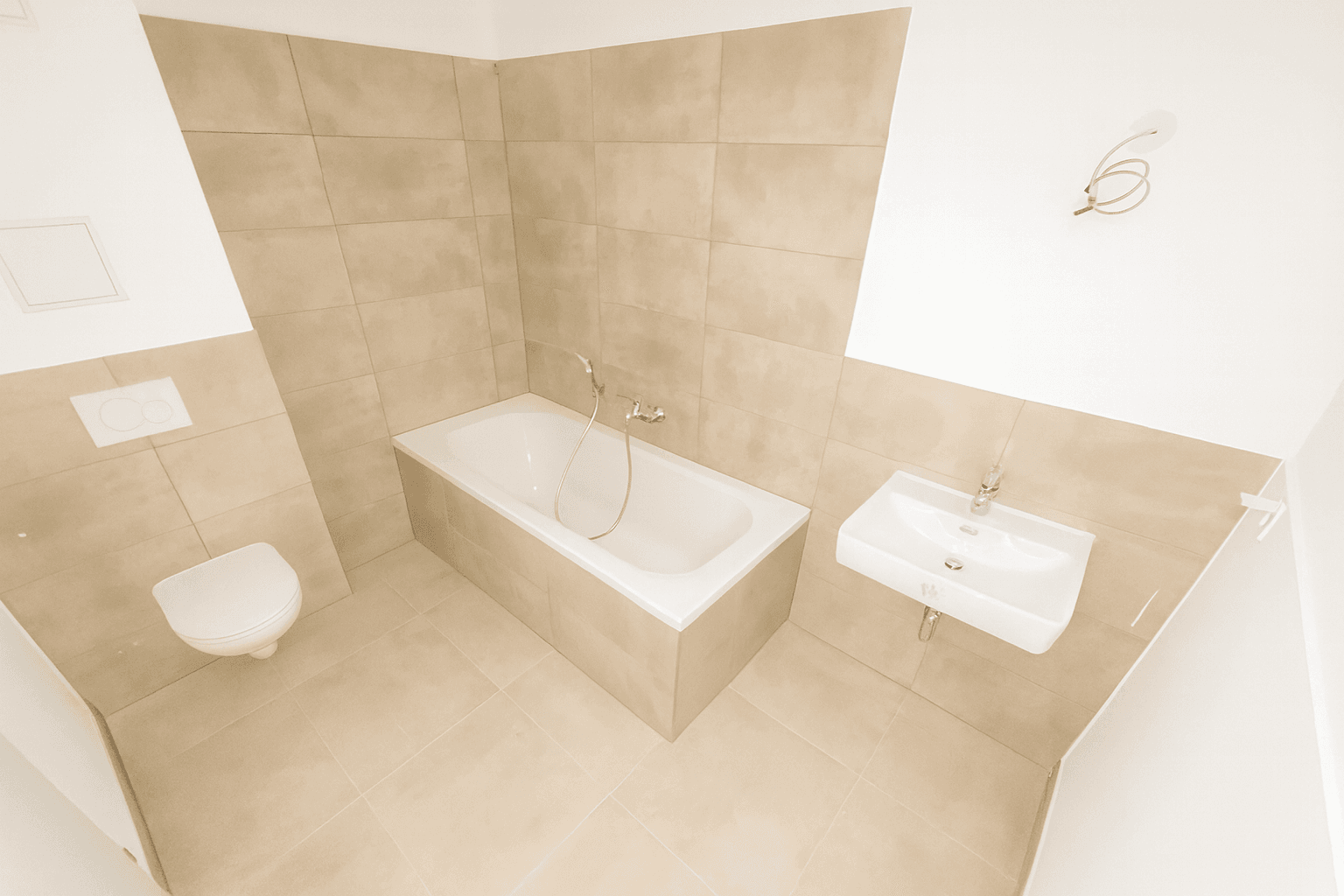 Geräumiges Schlafzimmer im Dachgeschoss mit Holzboden und einem Fenster, das den Raum erhellt.