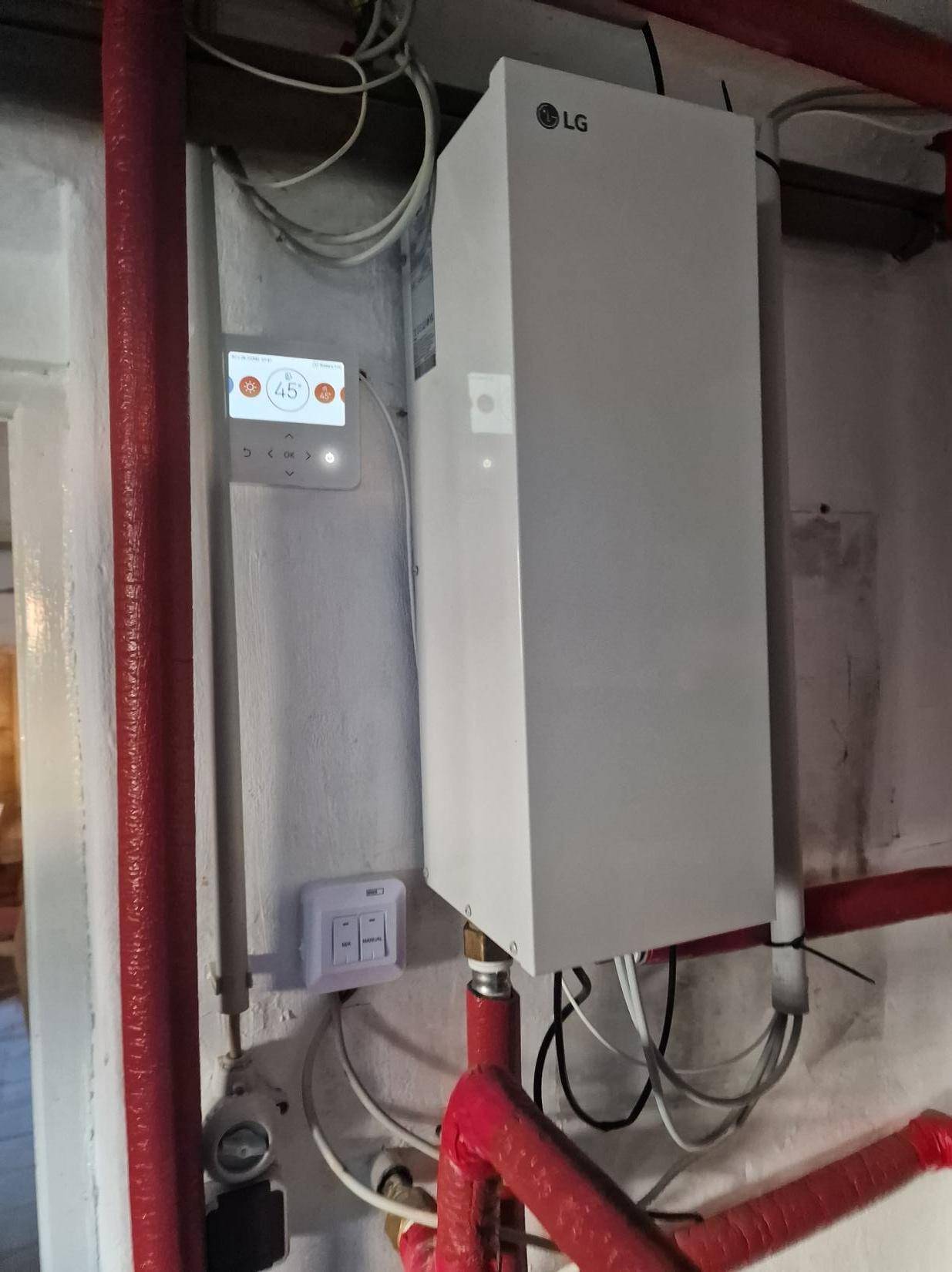 Moderne Heizungssteuerung und Warmwasserbereitung in einem Technikraum.
