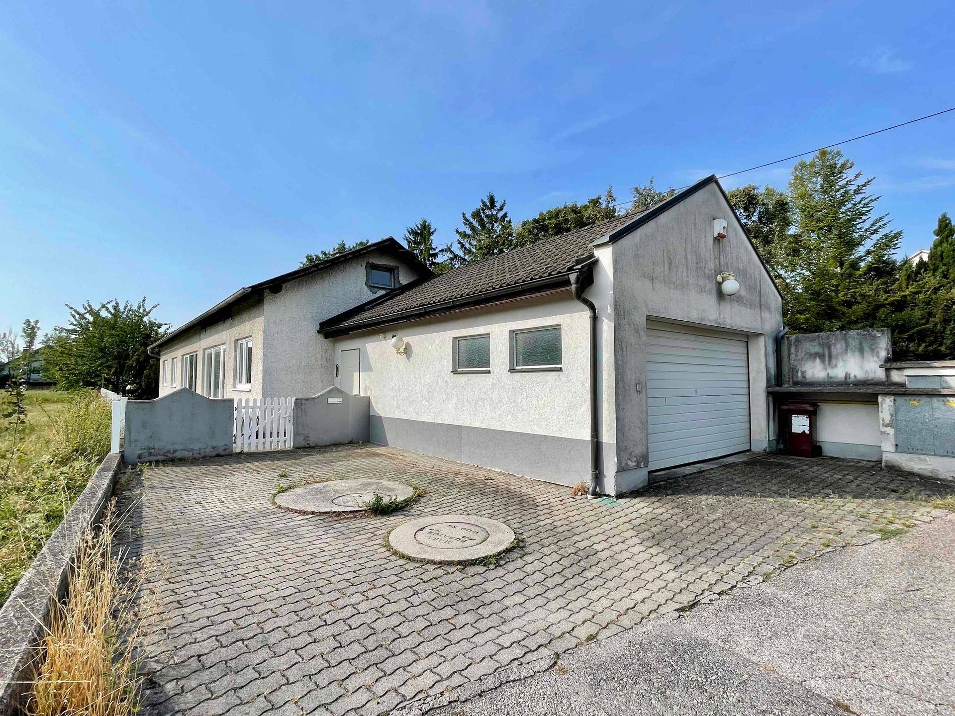 Vorderansicht Haus mit Garage