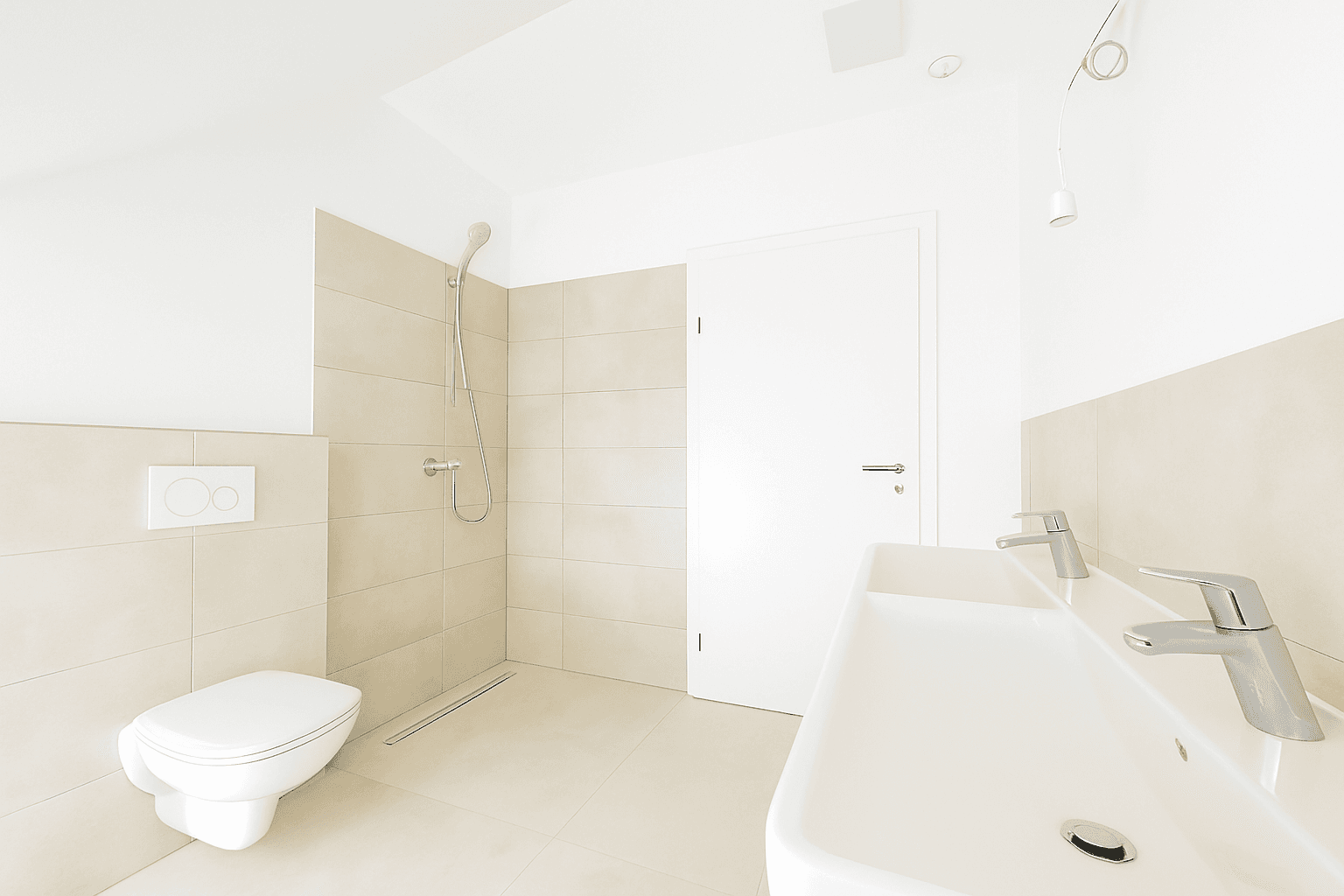 Modernes Badezimmer mit Doppelwaschbecken, bodengleicher Dusche und Wand-WC in hellen Beigetönen.