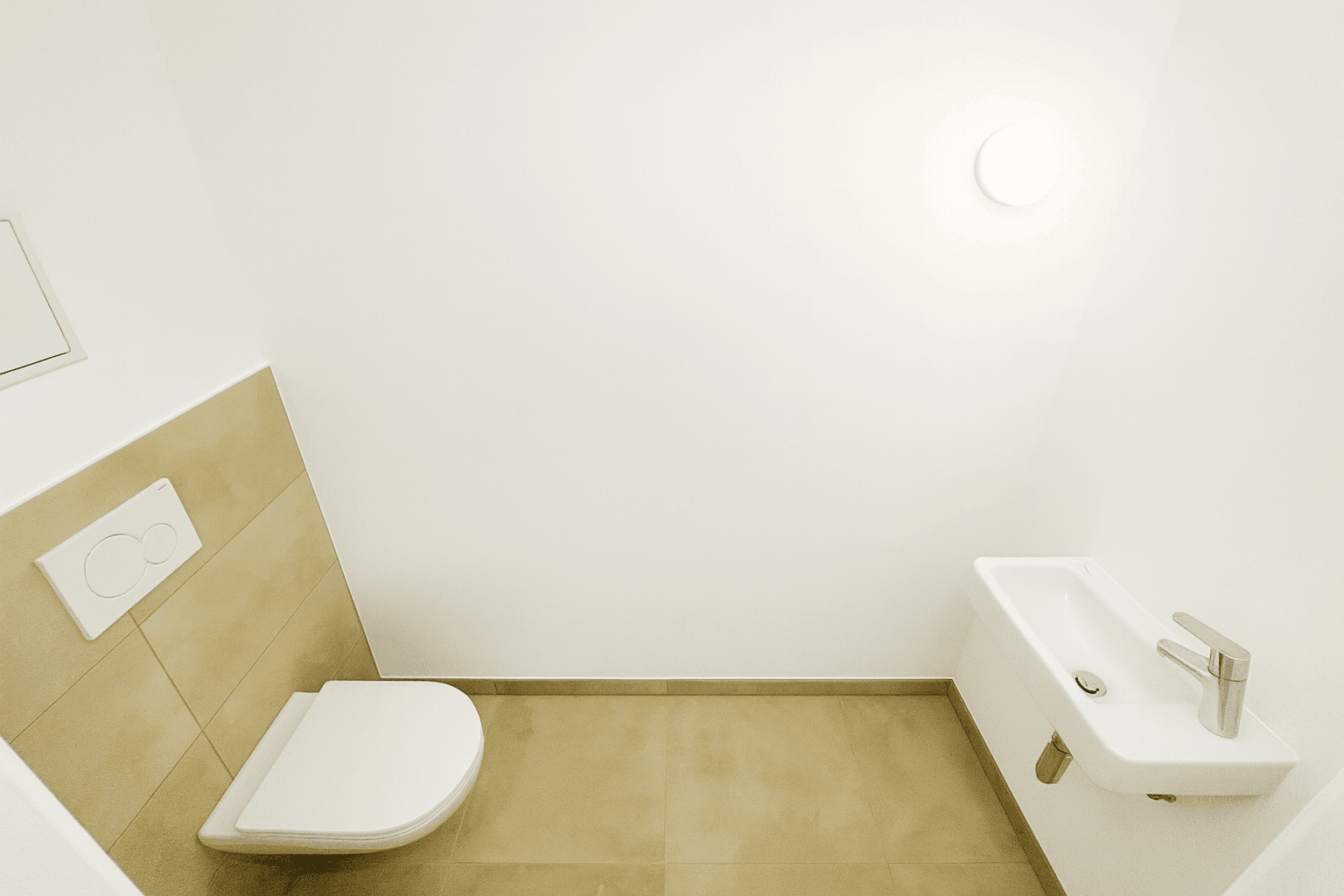 Helles Schlafzimmer im Dachgeschoss mit Holzboden und Dachfenstern, die viel Licht spenden.