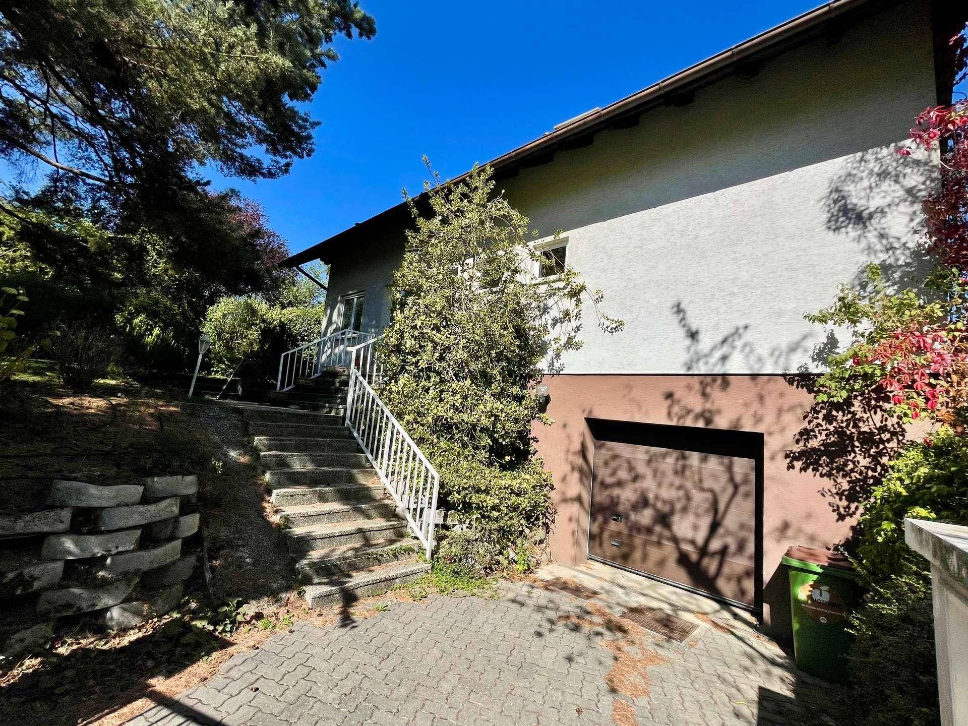 Zufahrt zur Garage und Außentreppe zum Haupteingang des Hauses.