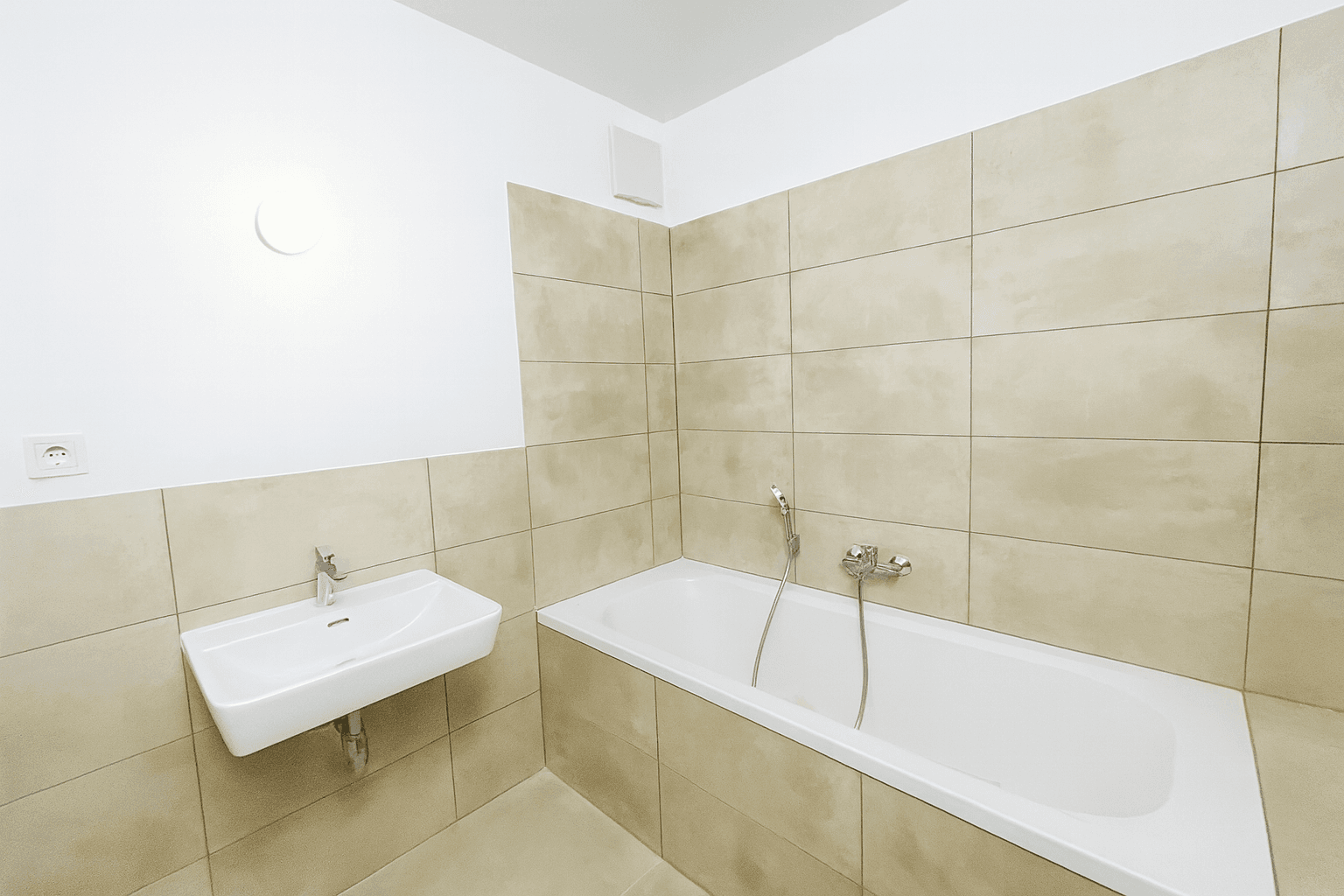 Heller, leerer Wohnraum mit Holzboden und großen Fenstern, die viel Tageslicht hereinlassen.