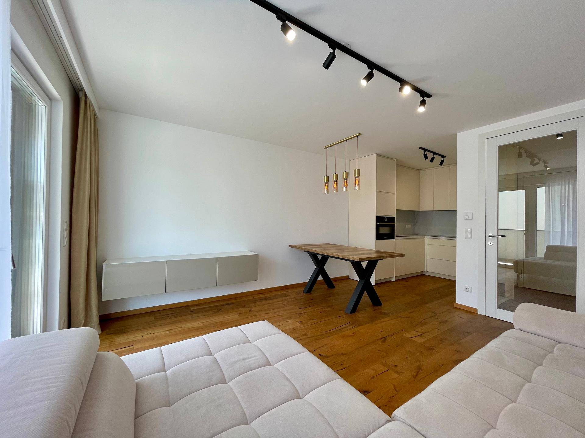 Wohnzimmer mit offener Küche