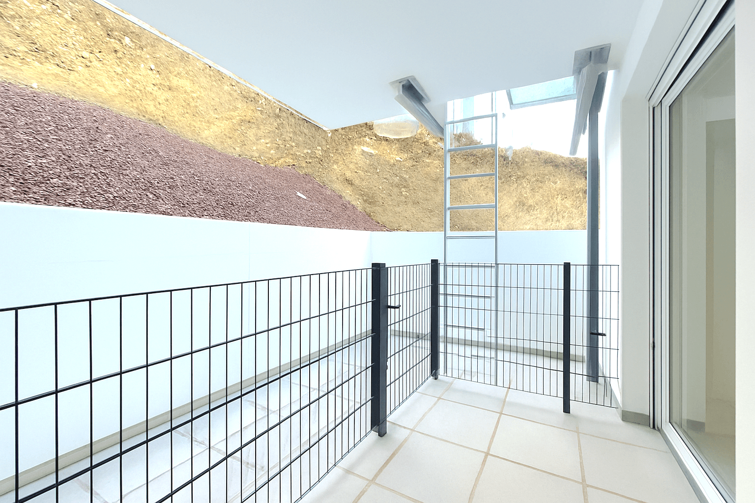 Heller Flur mit Holzboden und Zugang zu verschiedenen Räumen, der viel Licht empfängt.