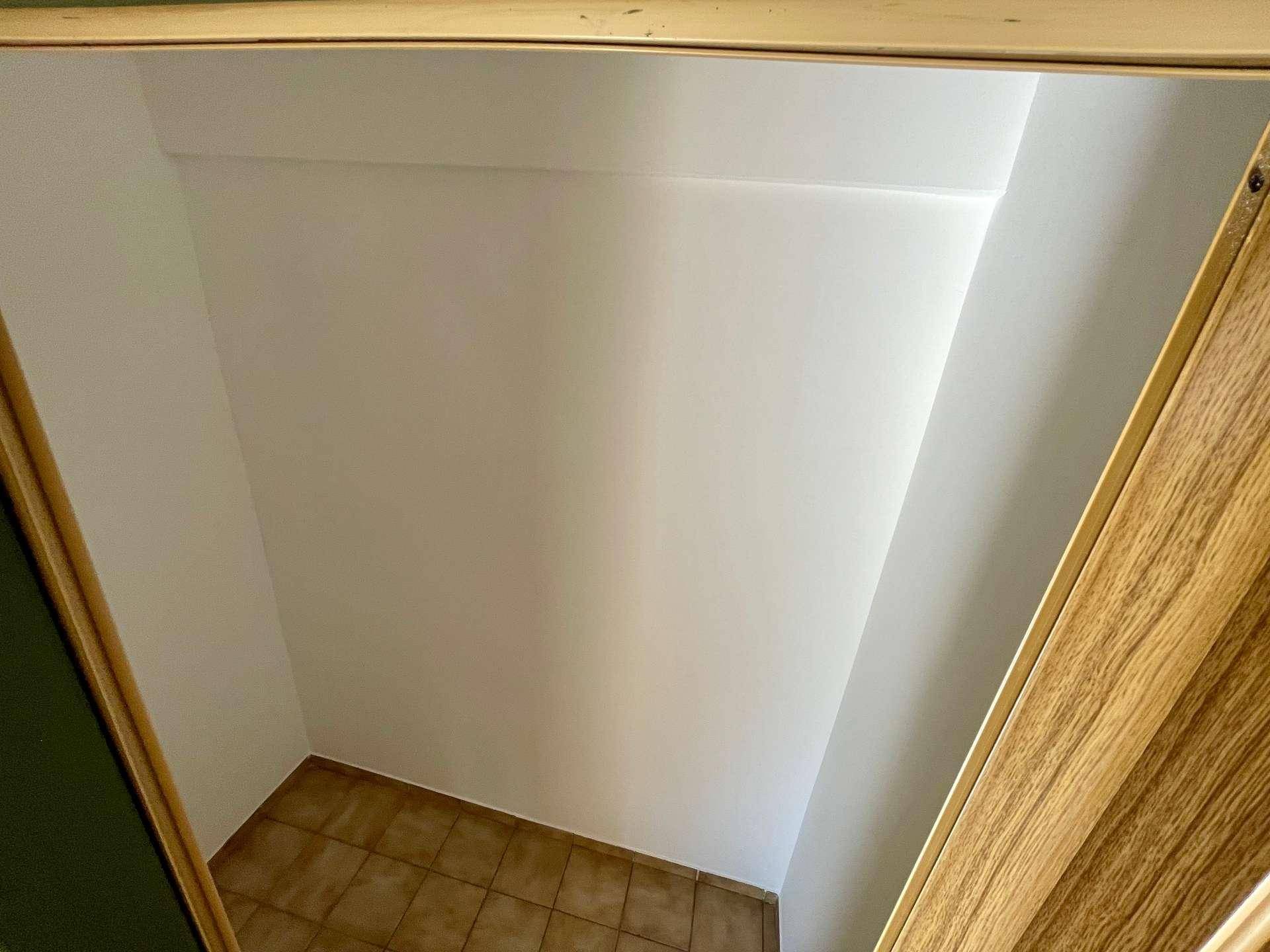 Leerer Abstellraum mit Fliesenboden, ideal für zusätzlichen Stauraum im Haushalt.