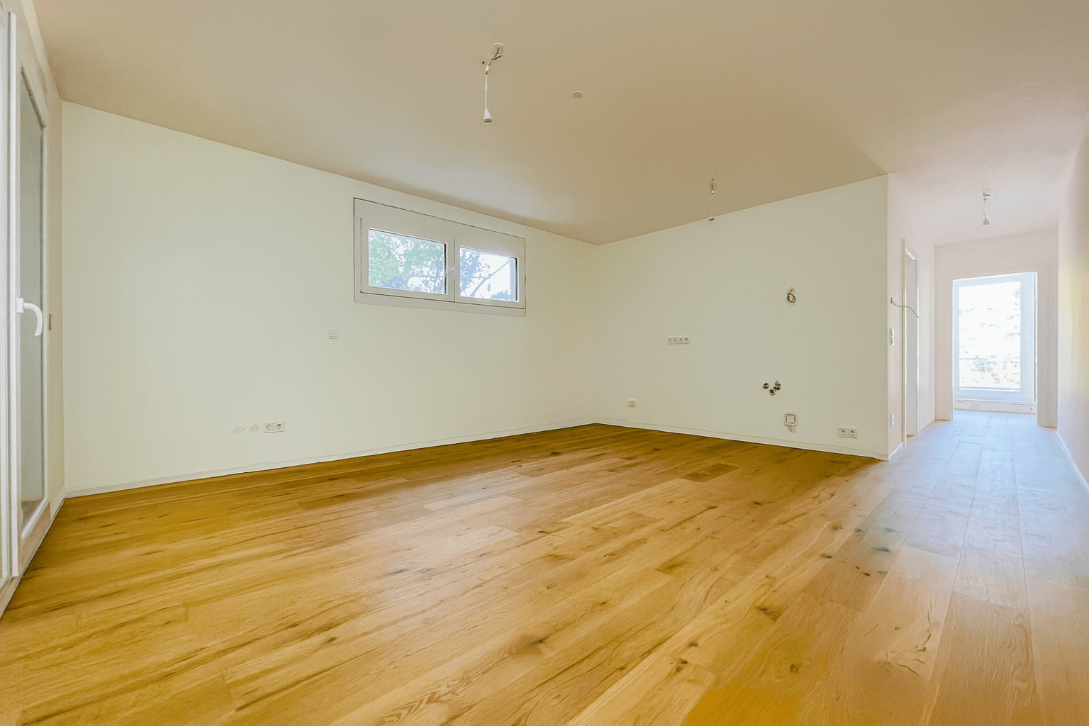 Wohnzimmer mit offener Küche