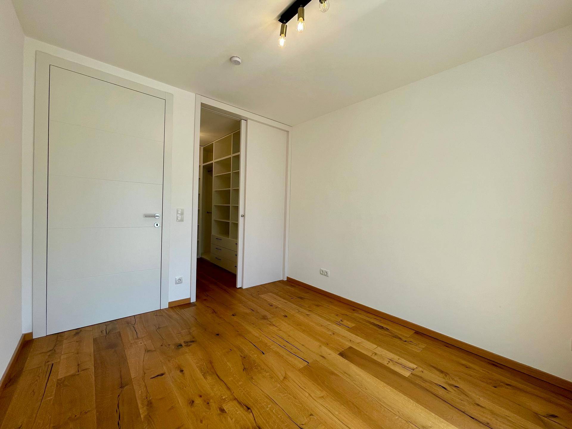 Schlafzimmer 1 mit Garderobe