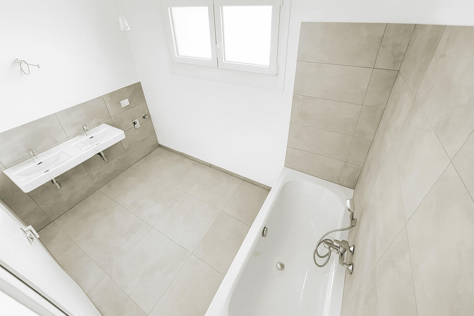 Geräumiges Schlafzimmer mit Holzboden und großen Fenstern, die den Raum hell und freundlich machen.