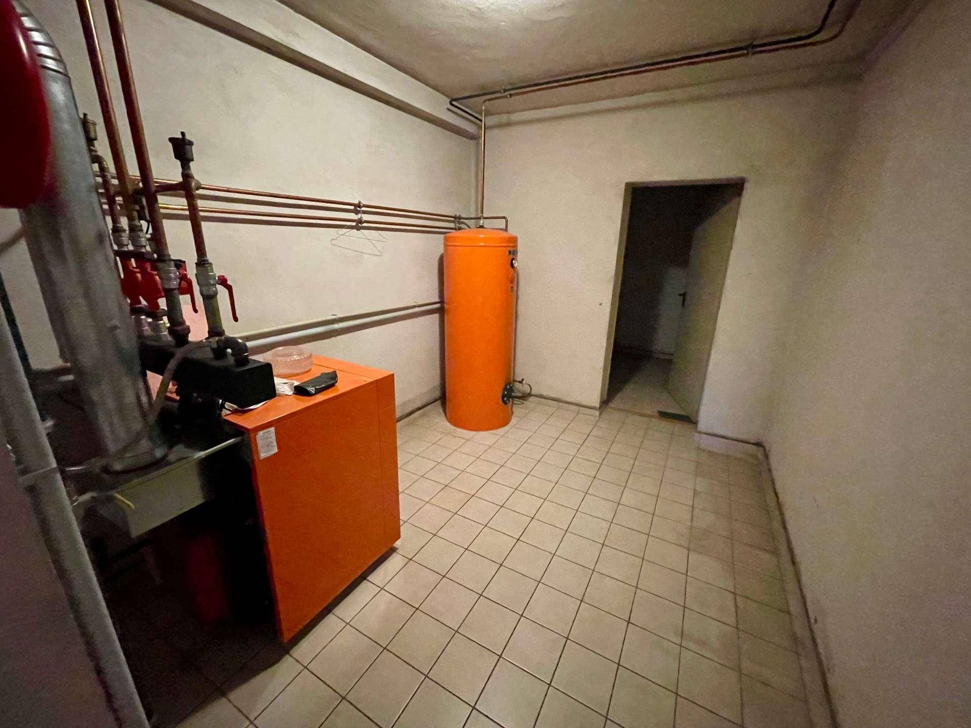 Heizungsraum im Keller mit Heizkessel und Warmwasserspeicher.