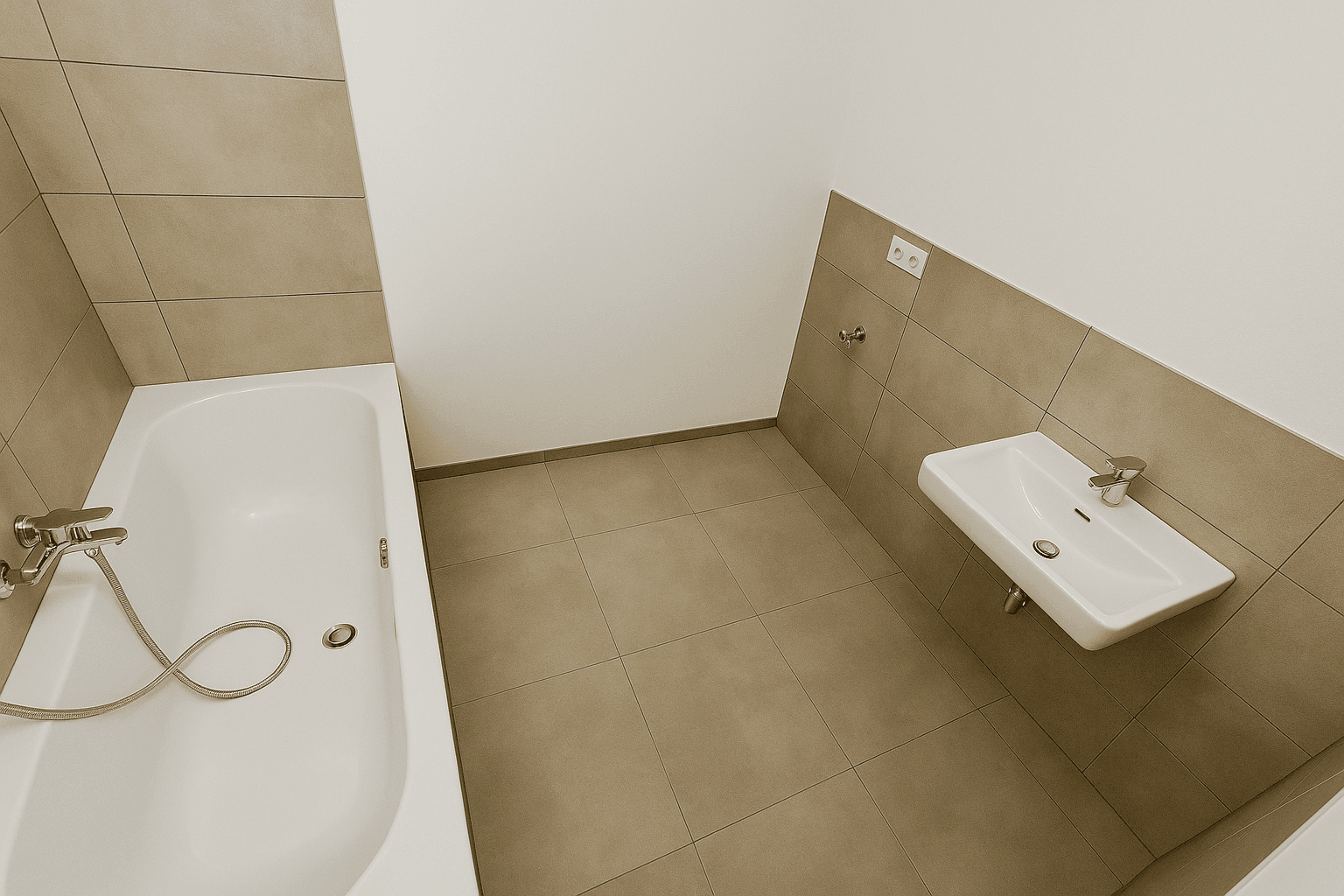 Geräumiges Schlafzimmer im Dachgeschoss mit Holzboden und zwei Dachfenstern, die den Raum erhellen.