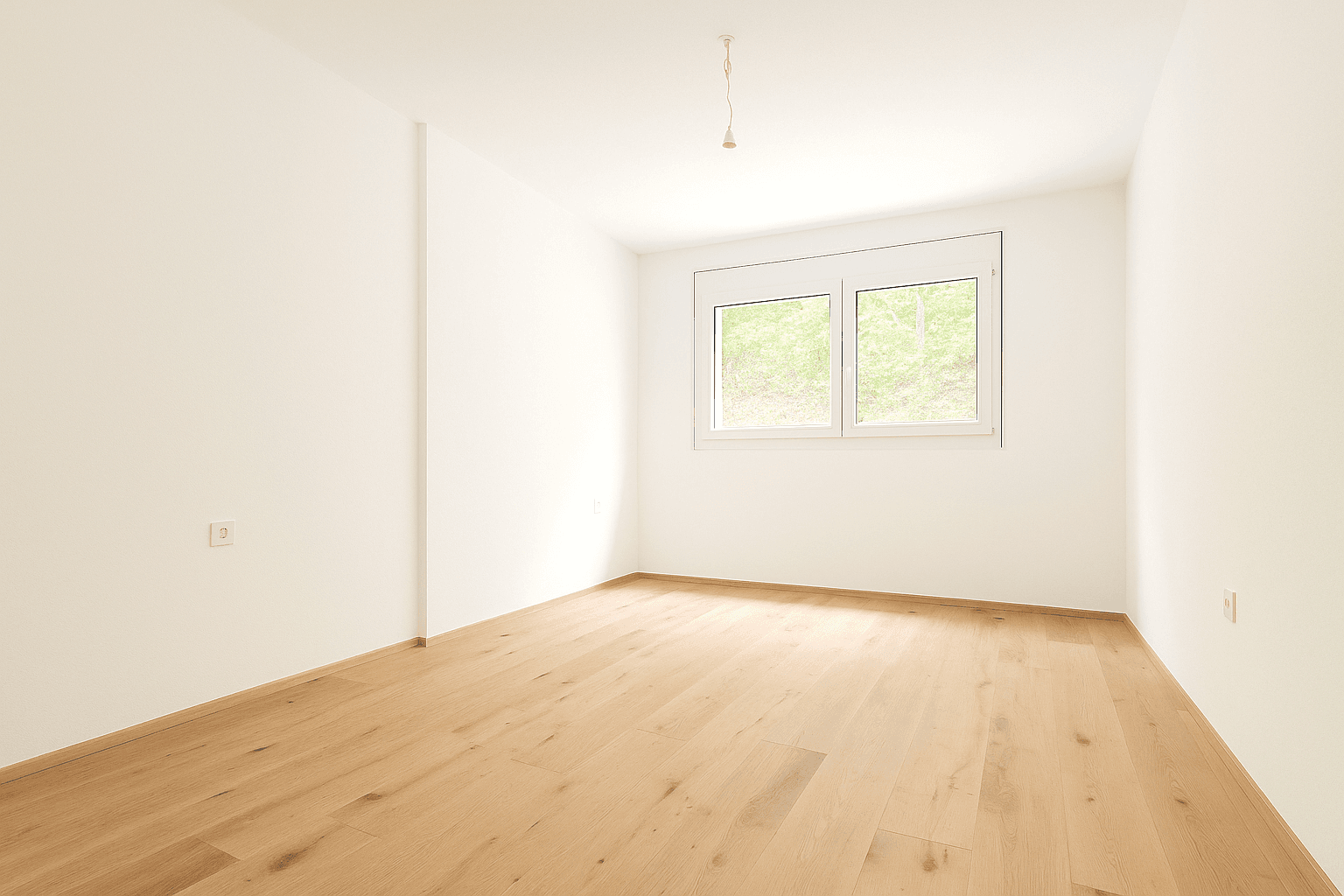 Helles Schlafzimmer mit Holzboden und Fenster, ideal für individuelle Gestaltung.