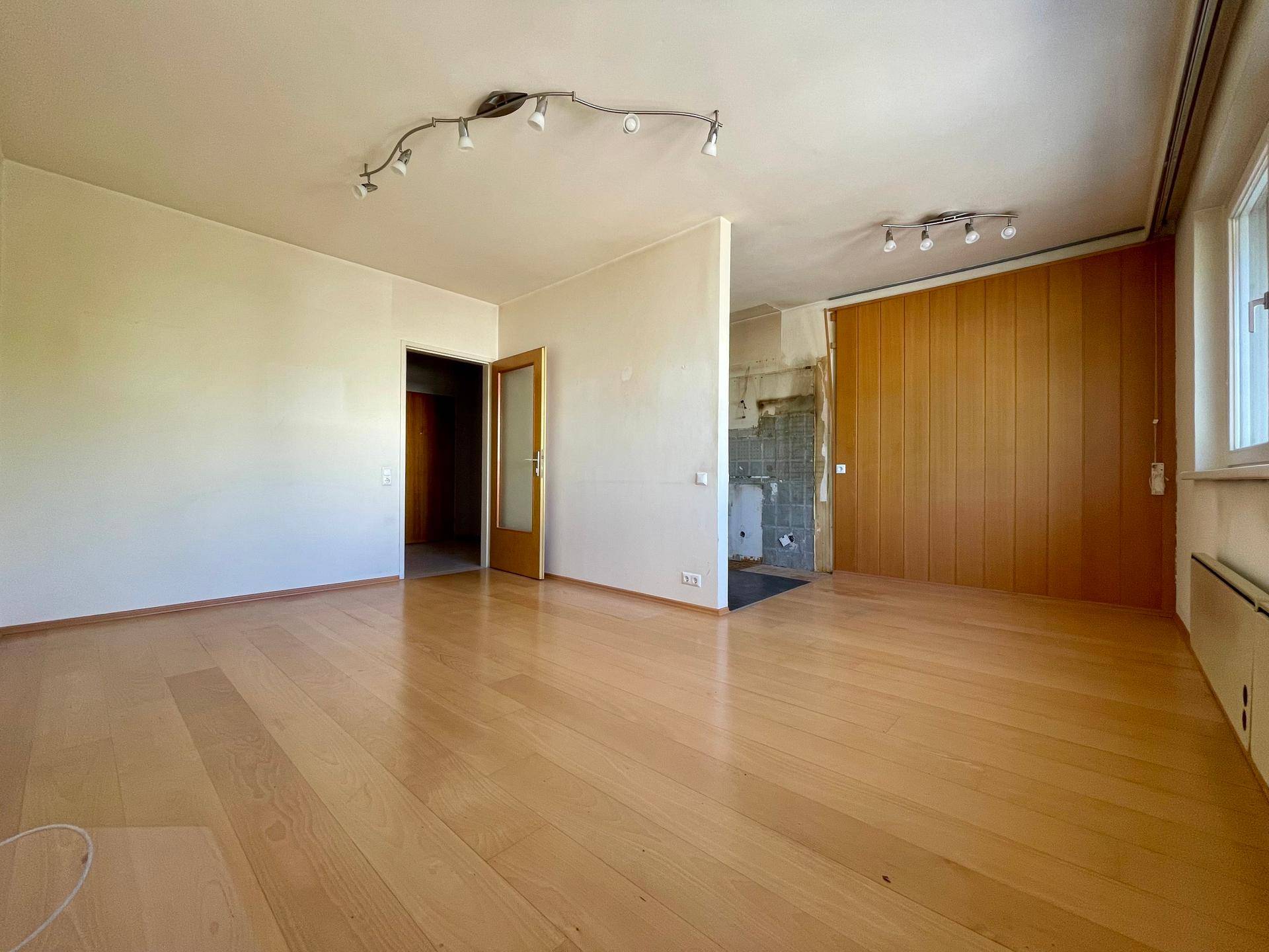 Wohnzimmer mit Küchenbereich