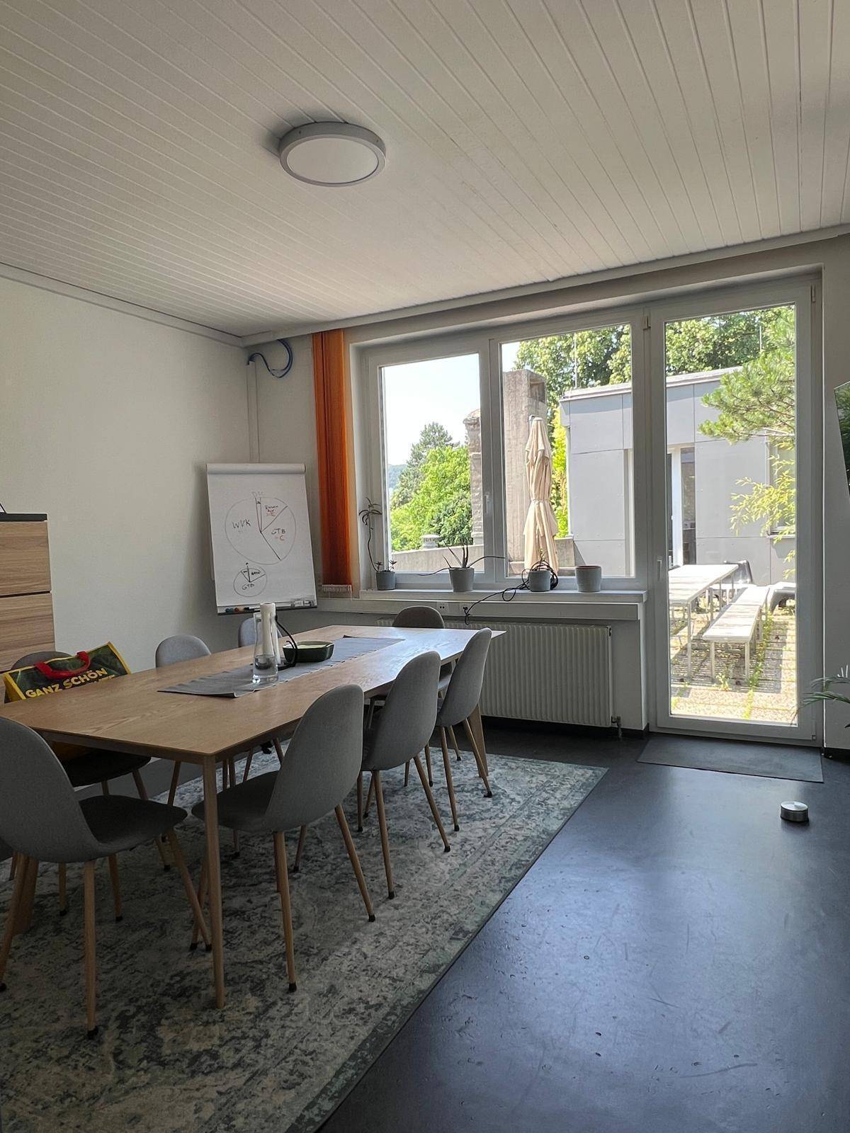 Bürozimmer hofseitig mit Zugang Terrasse