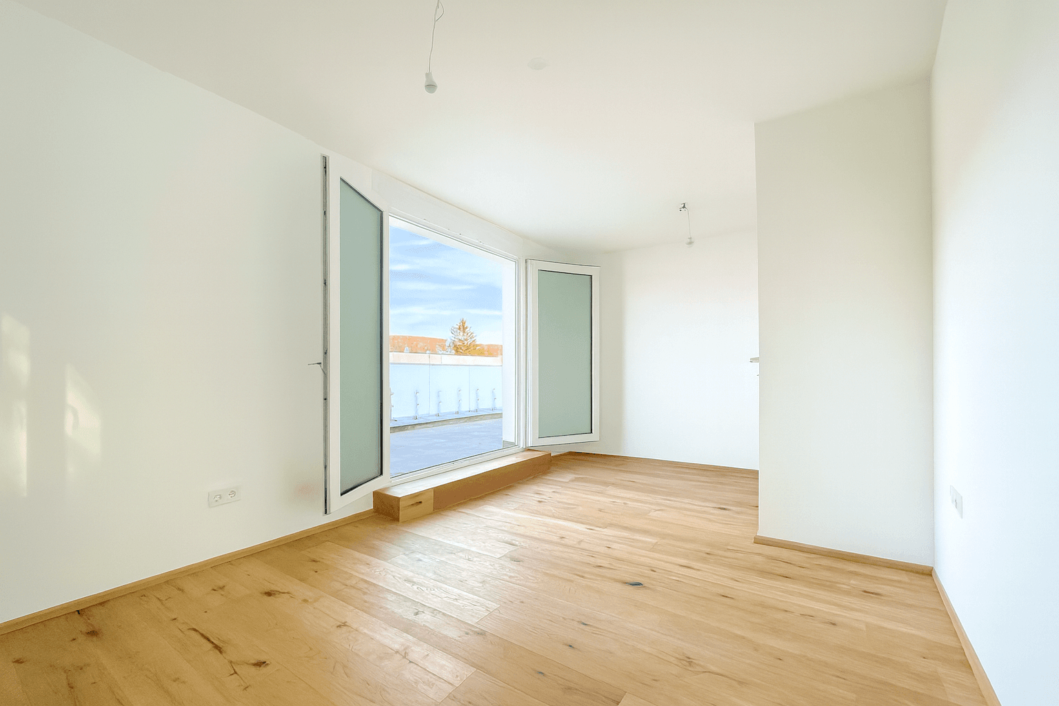 Modernes Badezimmer mit Badewanne und Waschbecken, ausgestattet mit hellen Fliesen.