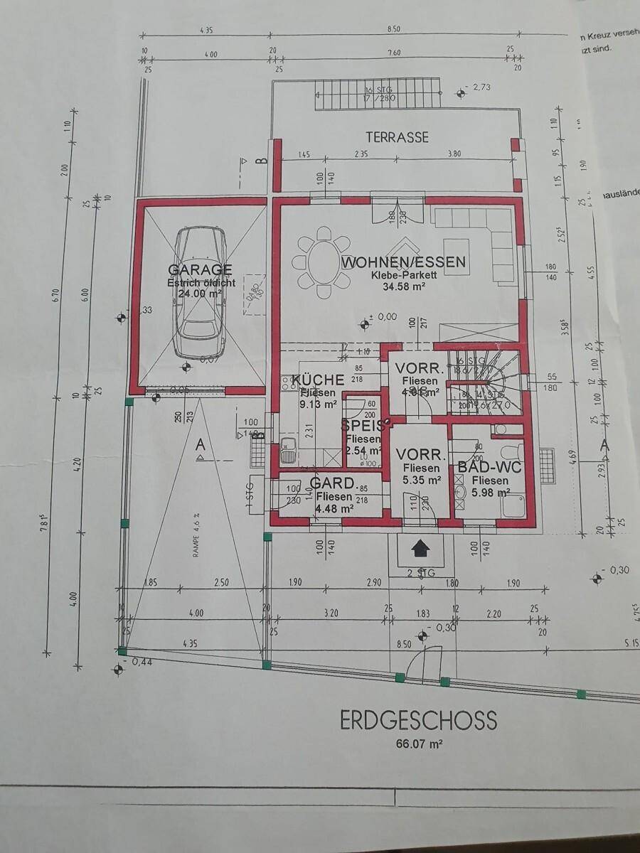 Grundriss des Erdgeschosses mit Wohn-Essbereich, Küche, Bad und Garage.
