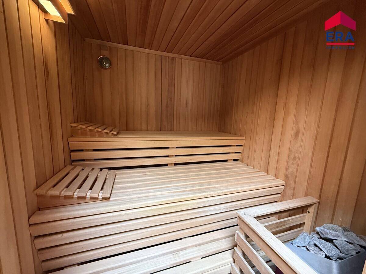 Gemütliche Sauna mit Holzverkleidung und mehrstufigen Sitzbänken für Entspannung.