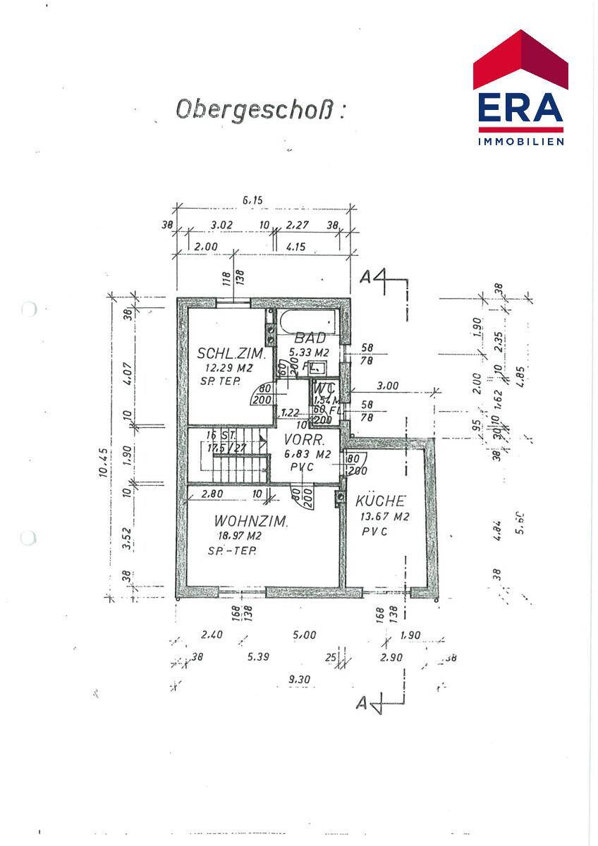 Grundriss des Obergeschosses mit Wohnzimmer, Schlafzimmer, Küche und Bad.