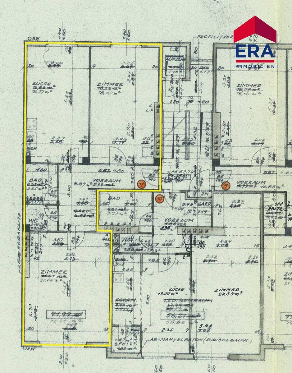 Detaillierter Grundriss einer Wohnung mit Zimmeraufteilung und Maßangaben, in historischem Stil.