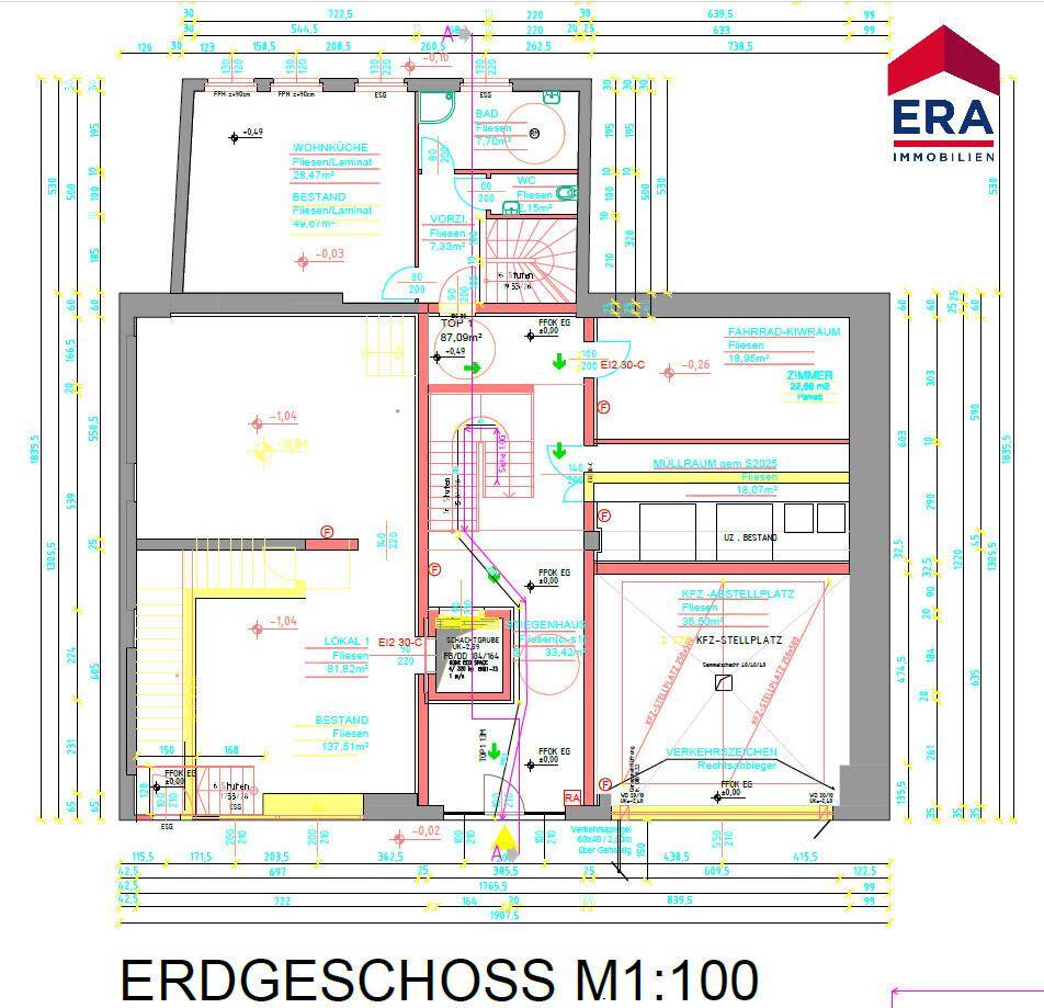 Grundriss des Erdgeschosses mit Wohnküche, Zimmern und Stellplätzen.