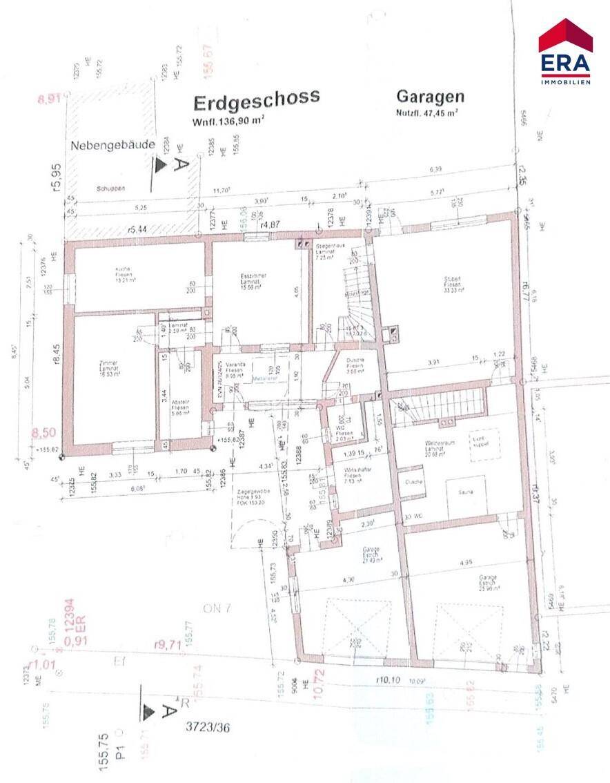 Grundriss des Erdgeschosses mit Wohnflächenangaben und Garagen.