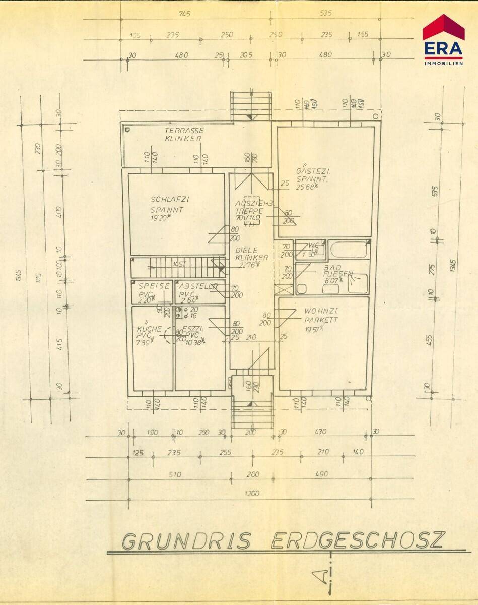 Grundriss des Erdgeschosses mit Aufteilung in Schlafzimmer, Wohnzimmer, Küche und Terrasse.