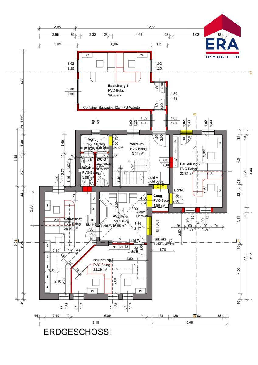Grundriss des Erdgeschosses mit mehreren Büroräumen, Empfangsbereich und Sanitäranlagen.