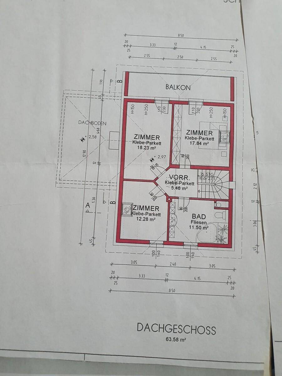 Grundriss des Dachgeschosses mit drei Zimmern, Bad und Balkon.