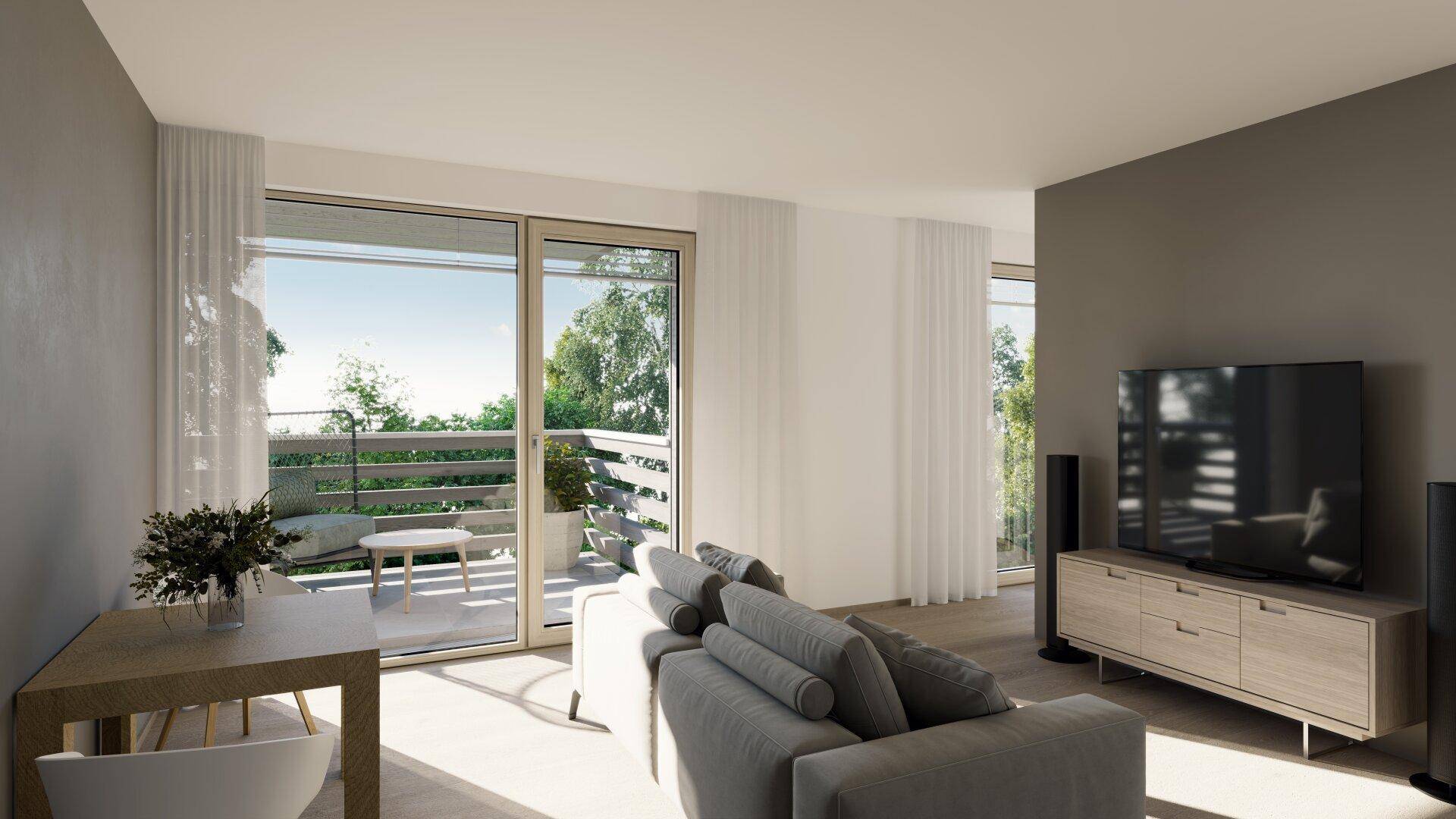 Helles Wohnzimmer mit Zugang zum Balkon, modernem Interieur und Blick ins Grüne.